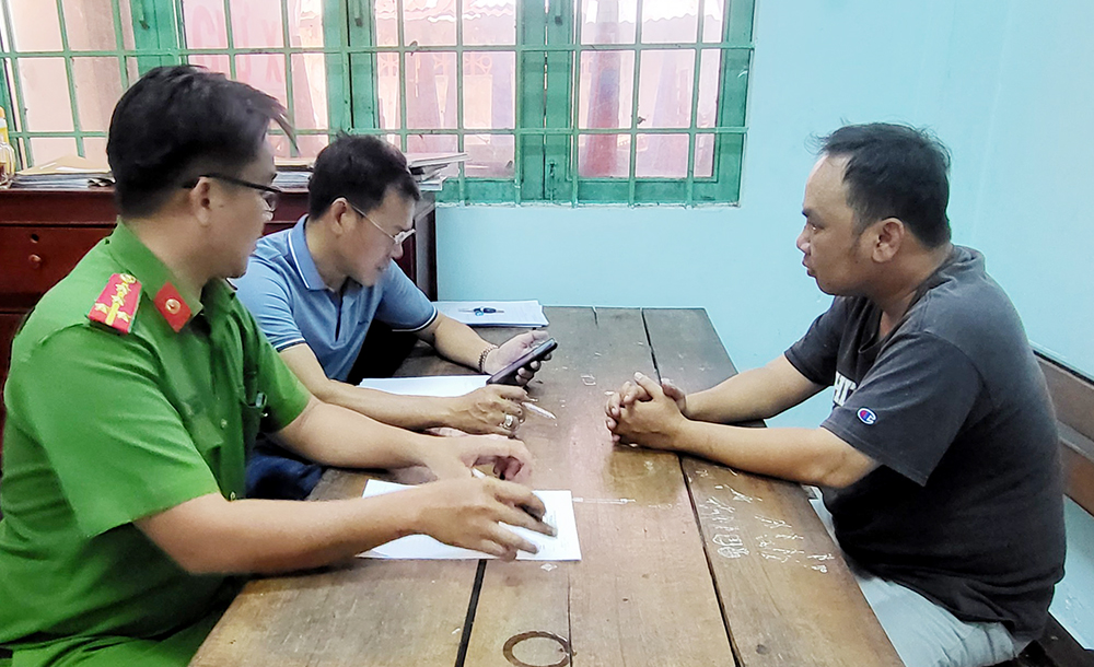 Lên mạng mua trang phục giả mạo Trung tá Công an lừa đảo nhiều phụ nữ - Ảnh 2.