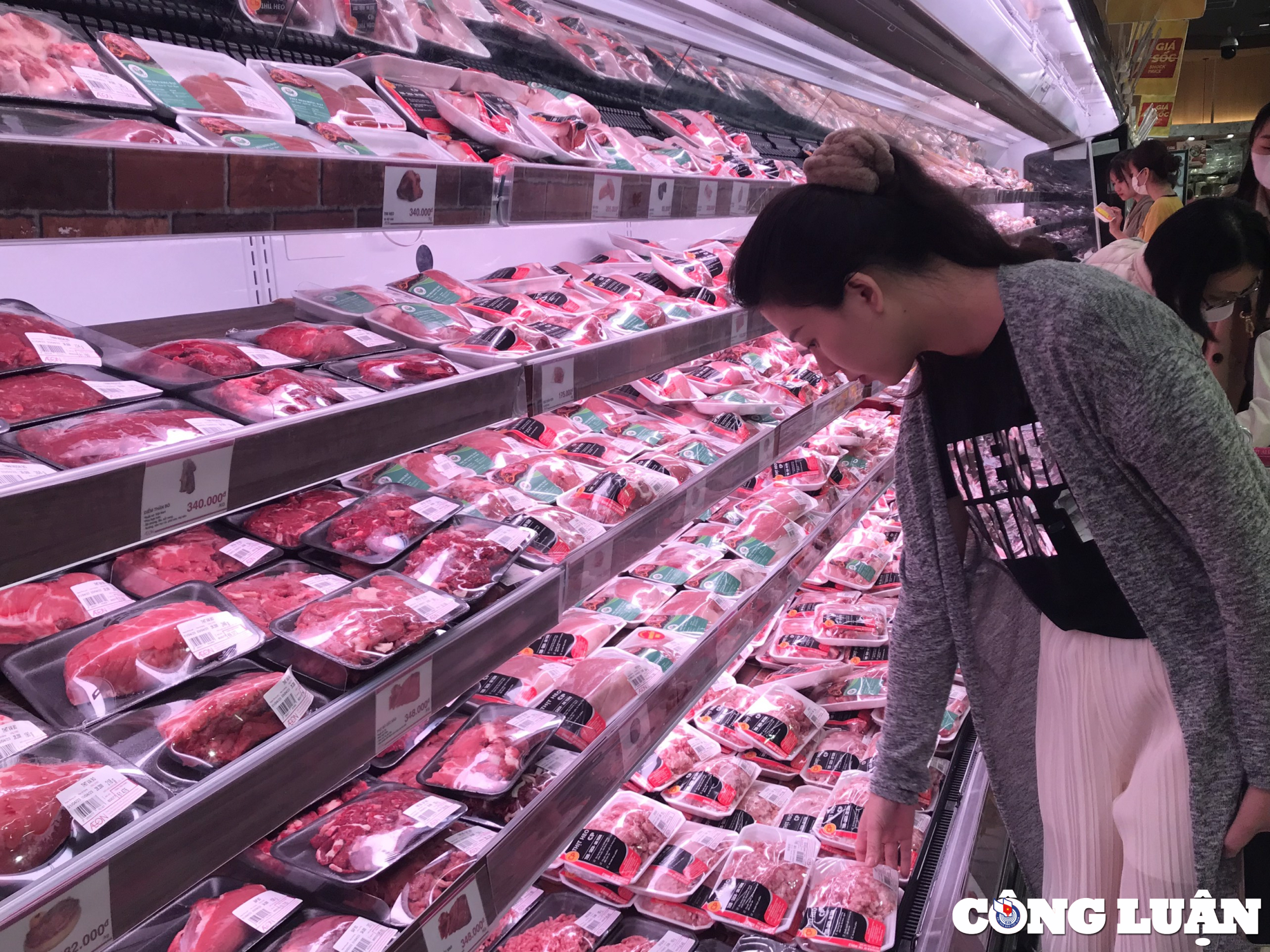 Siêu thị “kiềm” giá thịt lợn, tung chiêu khuyến mãi nhiều loại thực phẩm - Ảnh 1.