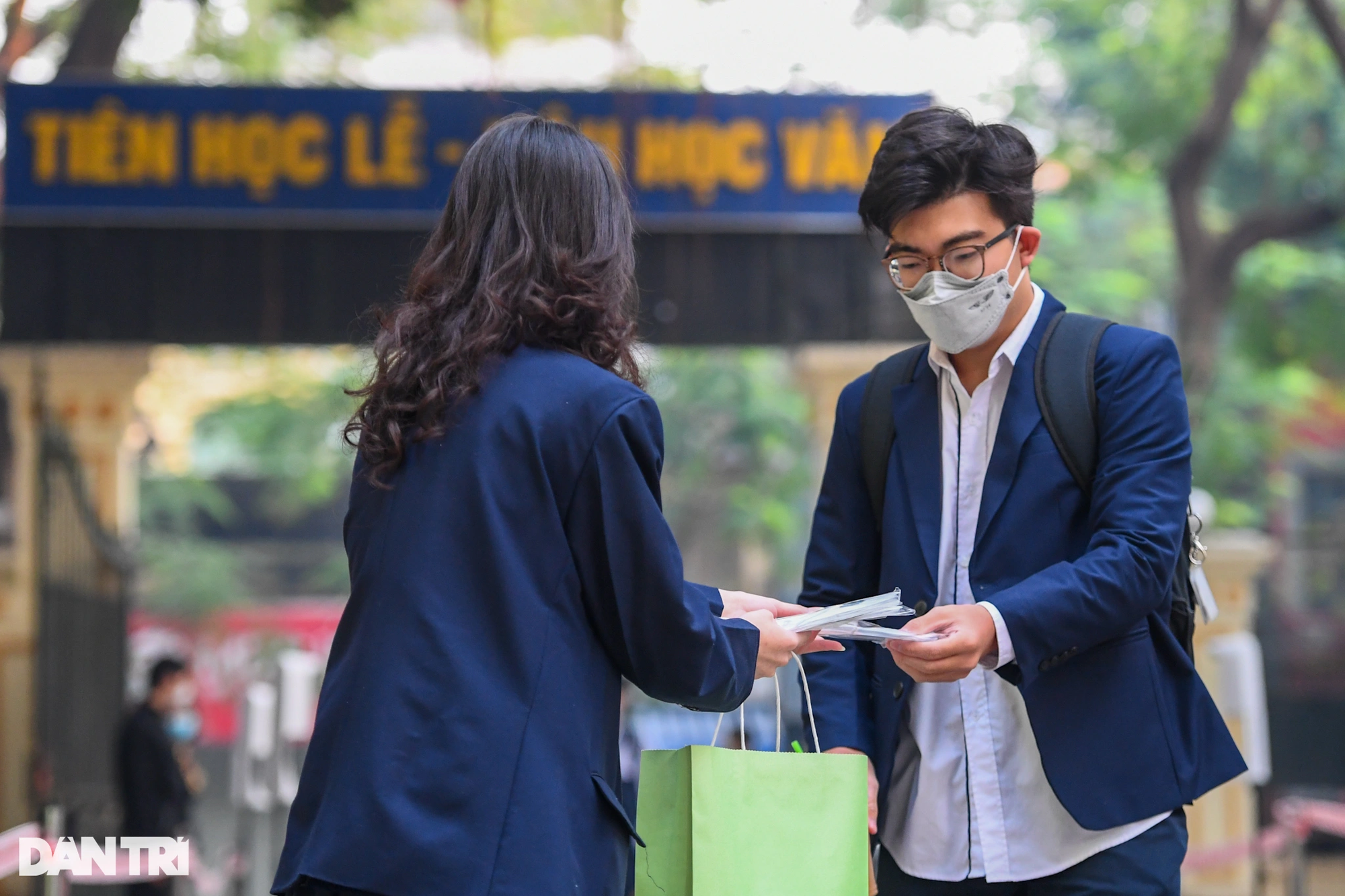 Học sinh lớp 12 mắc Covid-19: Áp lực chồng chất, lo không kịp ôn thi - Ảnh 1.