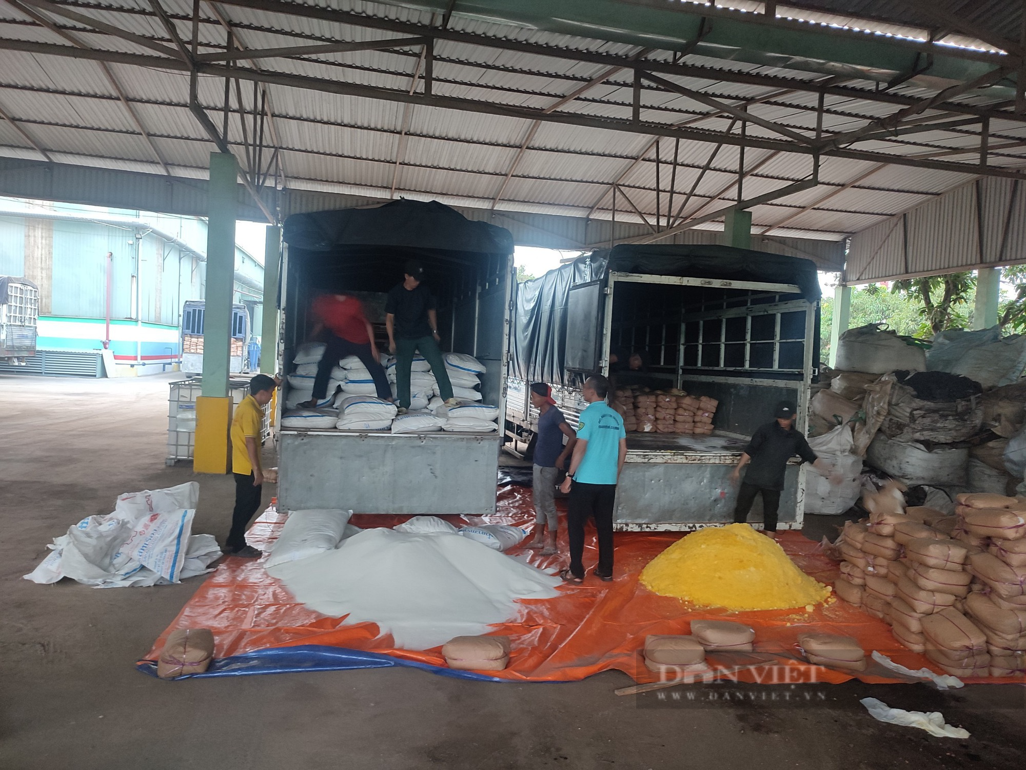 Cận cảnh tiêu hủy 65 tấn đường cát không đảm bảo cho sức khỏe người tiêu dùng - Ảnh 2.