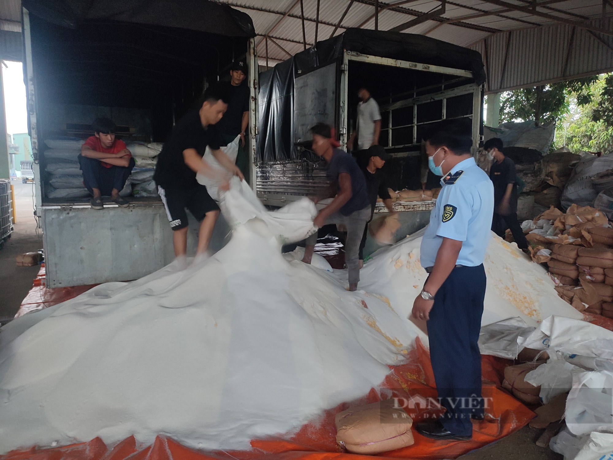 Cận cảnh tiêu hủy 65 tấn đường cát không đảm bảo cho sức khỏe người tiêu dùng - Ảnh 3.