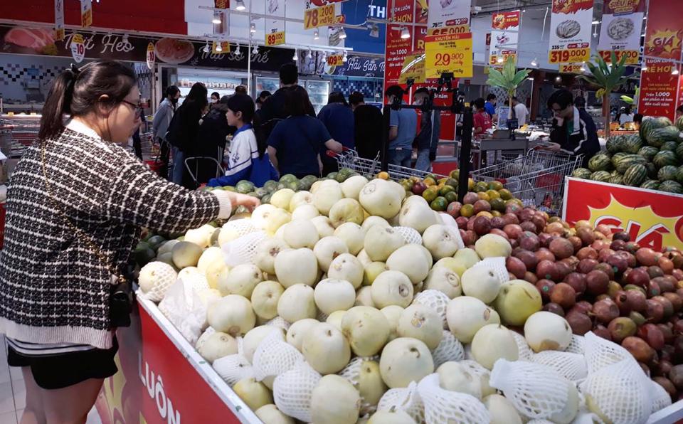 Cuối tuần đi mua hàng khuyến mại  - Ảnh 1.