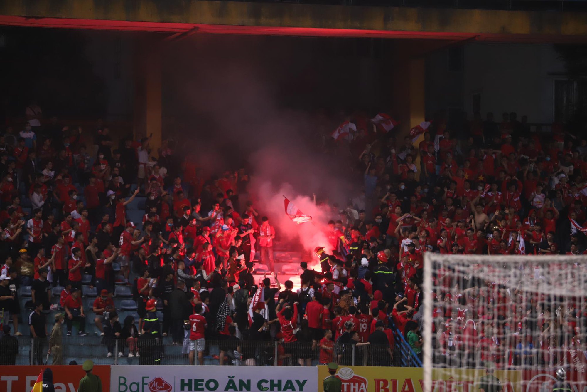 Hà Nội FC và CLB Hải Phòng &quot;trả giá&quot; vì pháo sáng ở Hàng Đẫy - Ảnh 1.