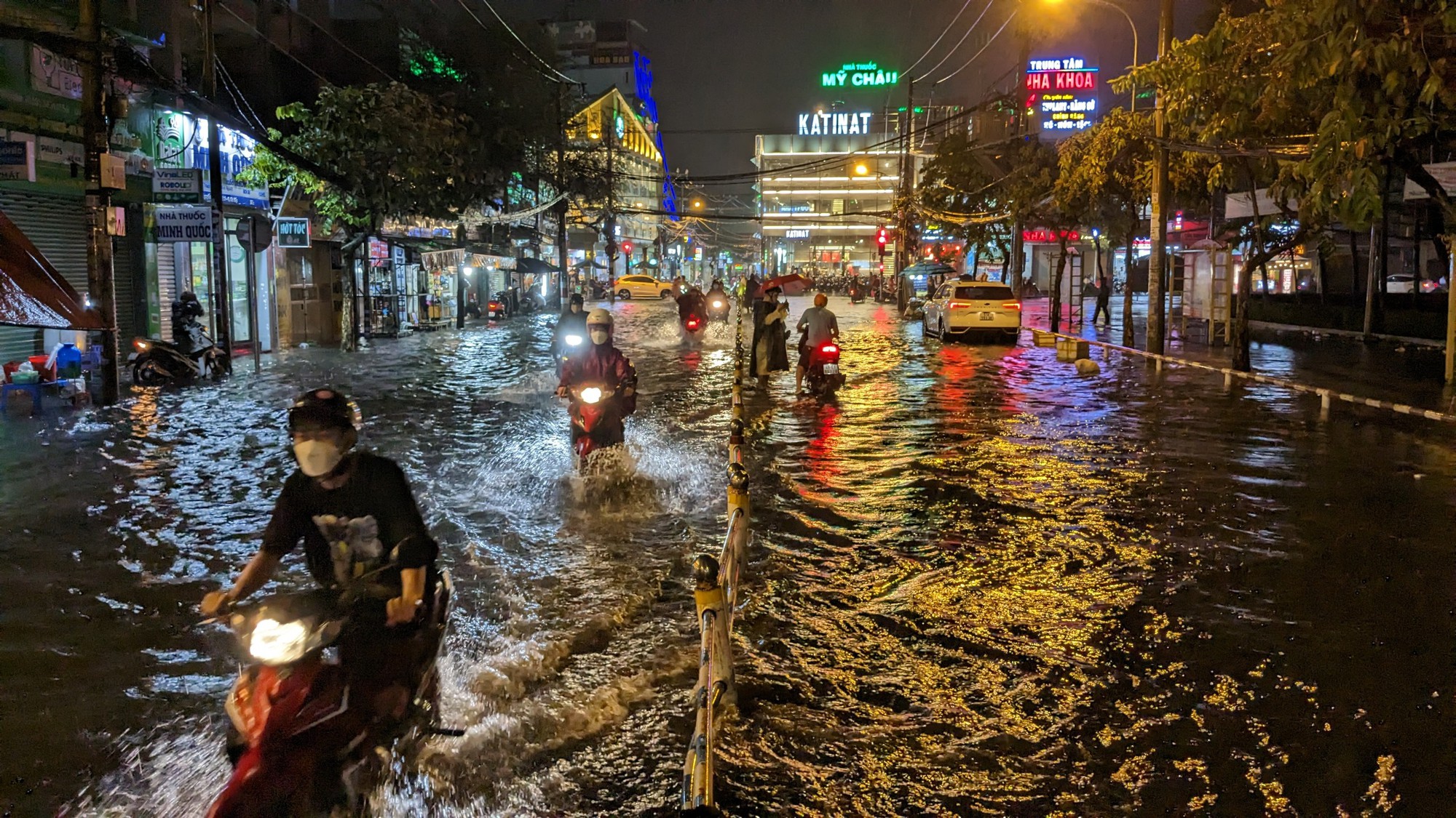 “Đúng hẹn lại lên”, một số tuyến đường ở TP.HCM ngập nặng sau cơn mưa lớn - Ảnh 2.