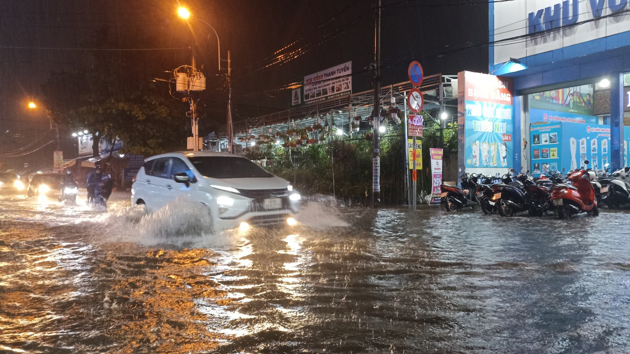 “Đúng hẹn lại lên”, một số tuyến đường ở TP.HCM ngập nặng sau cơn mưa lớn - Ảnh 3.