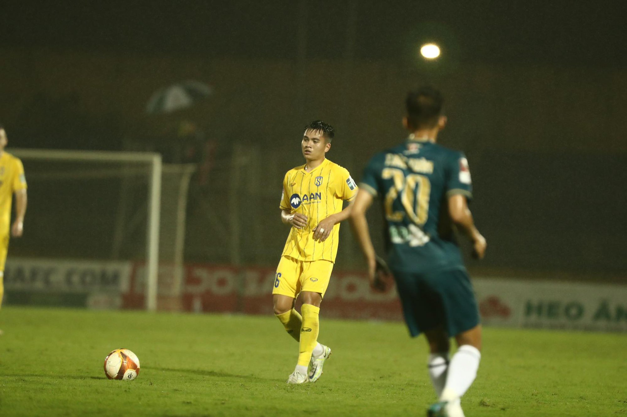Thủ môn trẻ mắc lỗi, HAGL chính thức thua tại V.League 2023 - Ảnh 4.