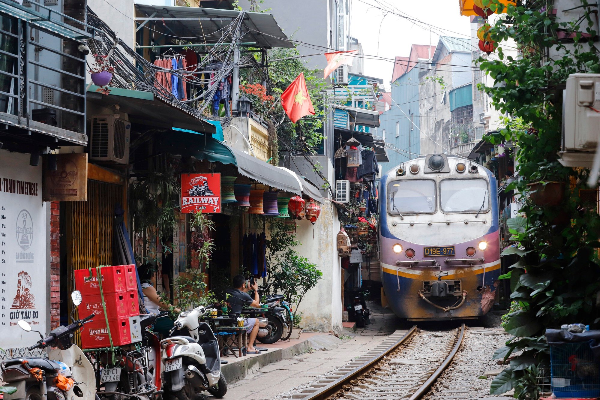 Du khách quốc tế bủa vây bên ngoài phố cà phê đường tàu, chờ cả tiếng để...&quot;tự sướng&quot; - Ảnh 14.