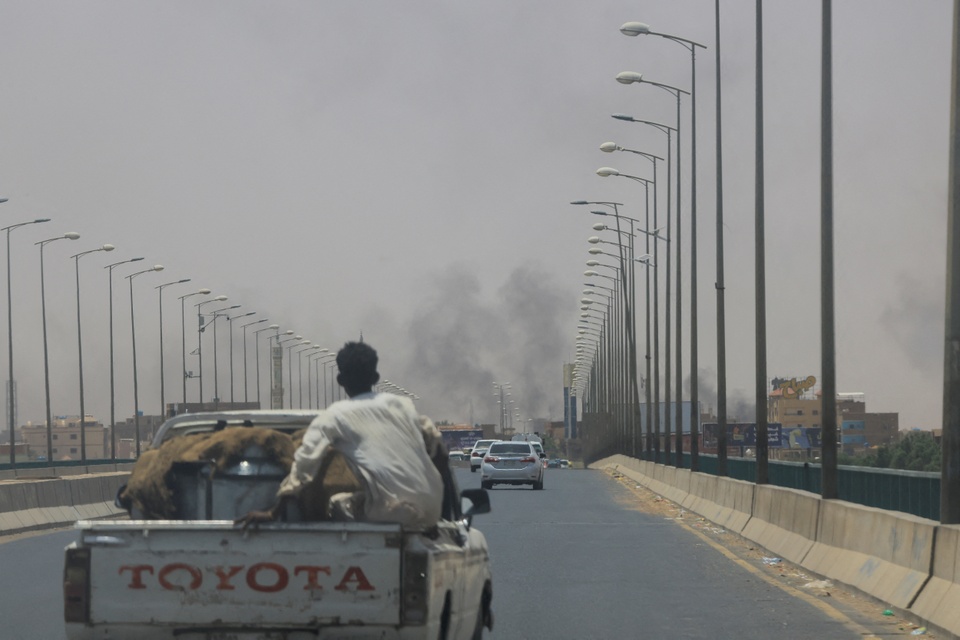 Bạo lực lan rộng, không quân Sudan kêu gọi người dân ở nhà - Ảnh 1.