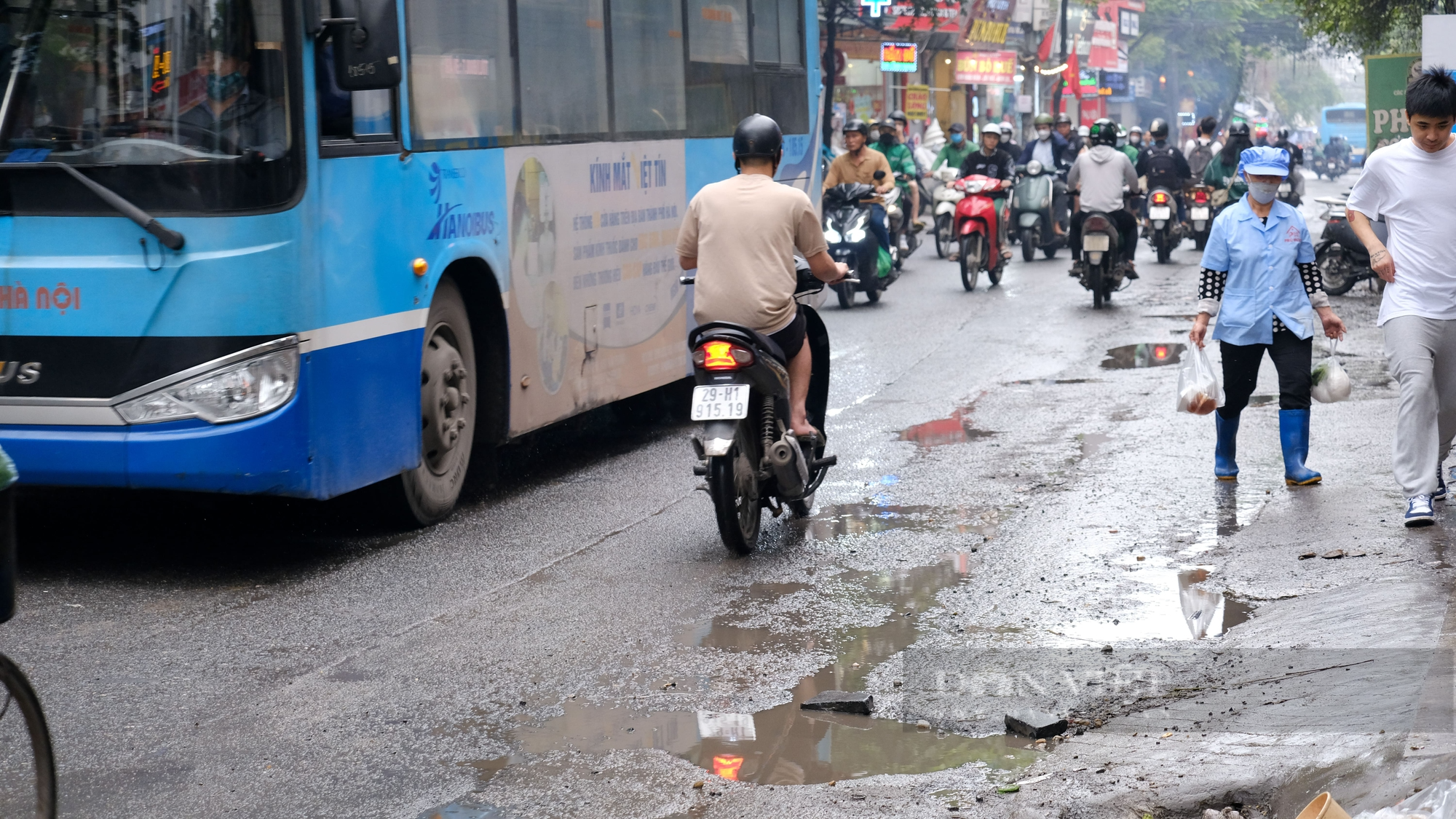 Quận Hoàng Mai: Con đường đầy &quot;cạm bẫy&quot; rình rập người đi đường - Ảnh 1.