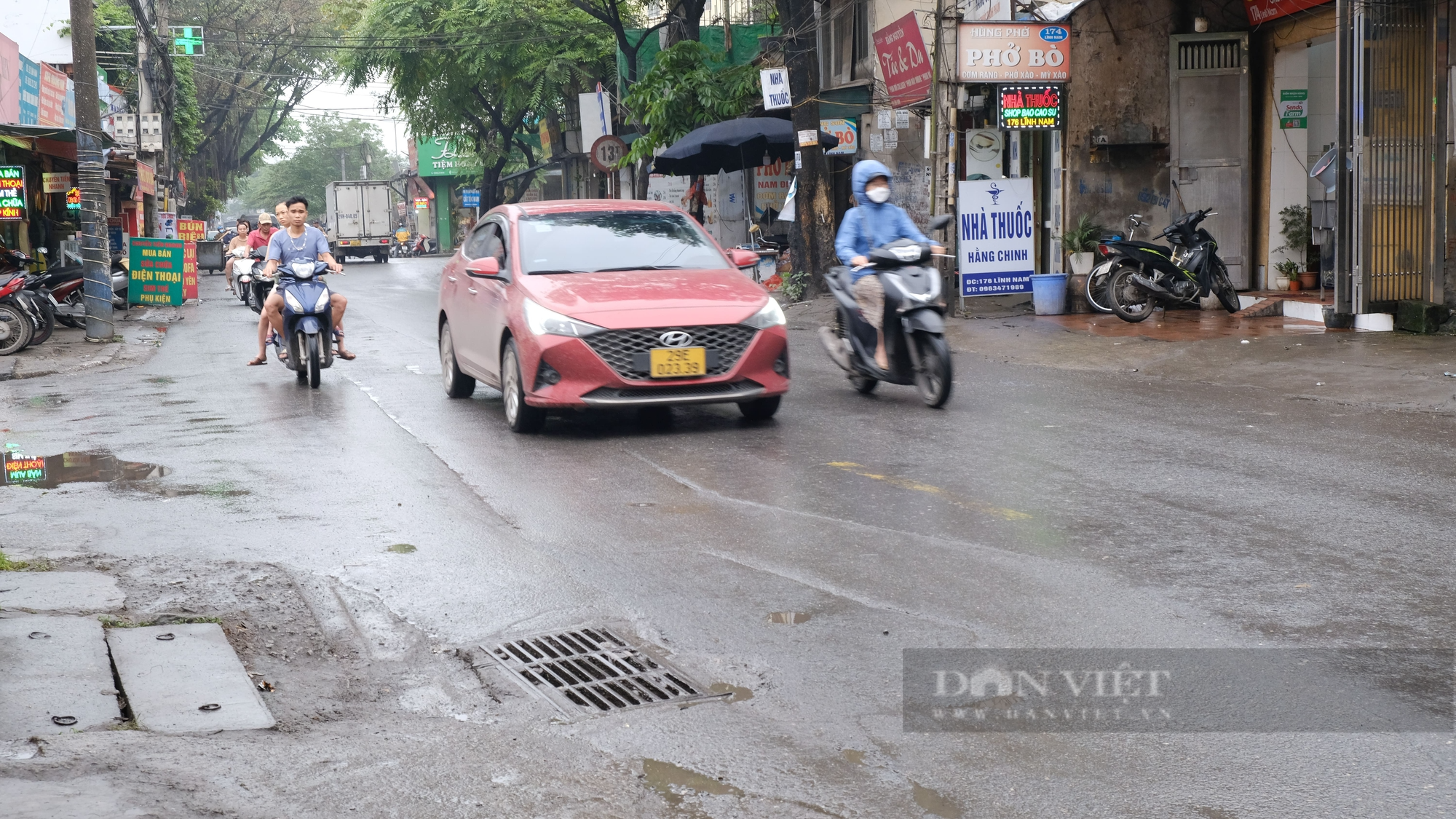 Quận Hoàng Mai: Con đường đầy &quot;cạm bẫy&quot; rình rập người đi đường - Ảnh 2.