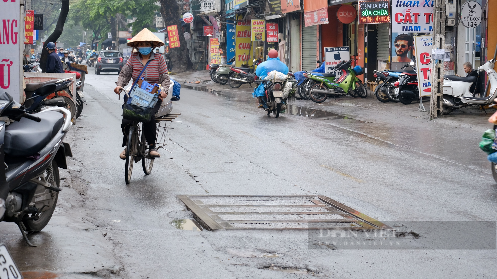 Quận Hoàng Mai: Con đường đầy &quot;cạm bẫy&quot; rình rập người đi đường - Ảnh 4.