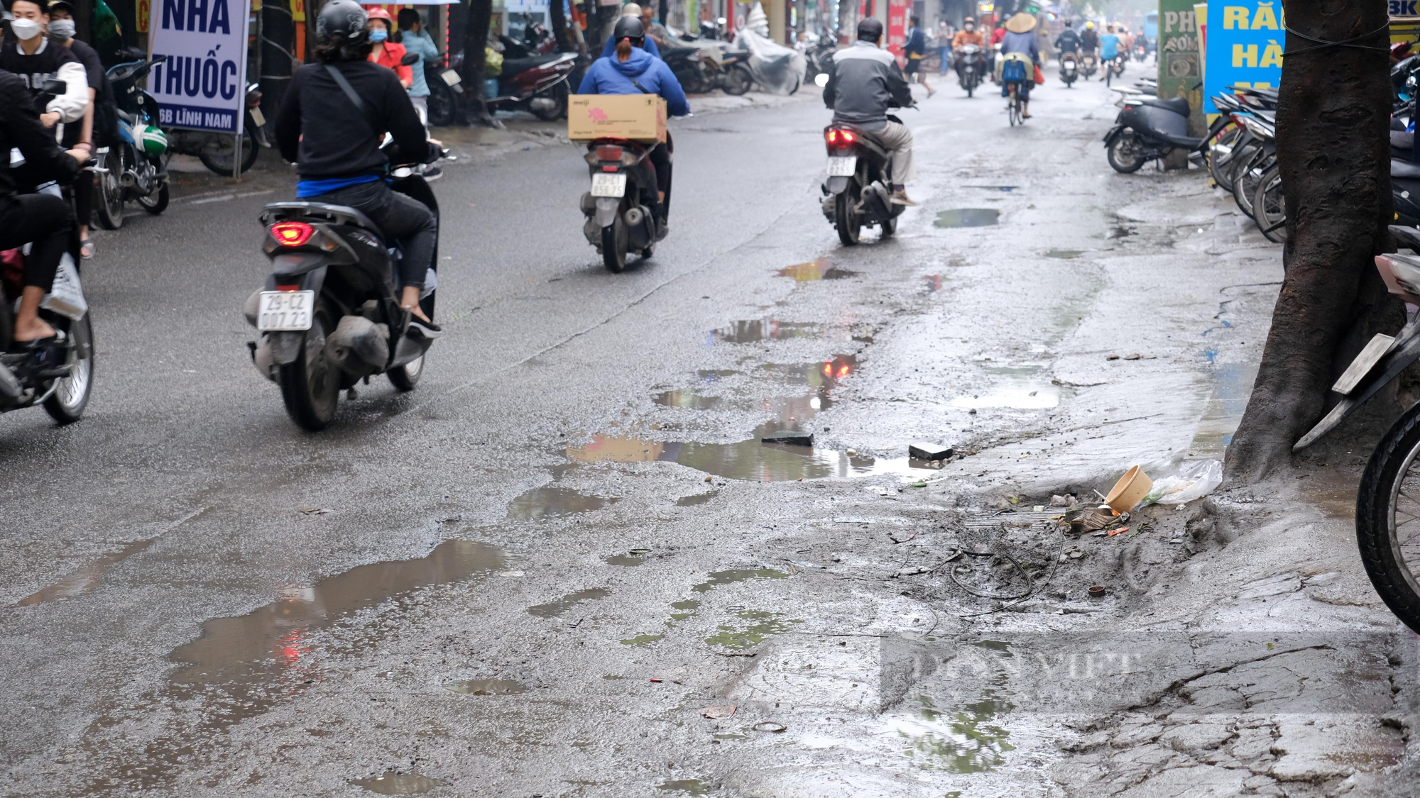 Quận Hoàng Mai: Con đường đầy &quot;cạm bẫy&quot; rình rập người đi đường - Ảnh 5.