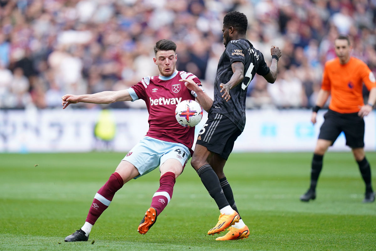 Trọng tài &quot;tiếp tay&quot; cho West Ham ở trận hoà Arsenal? - Ảnh 1.