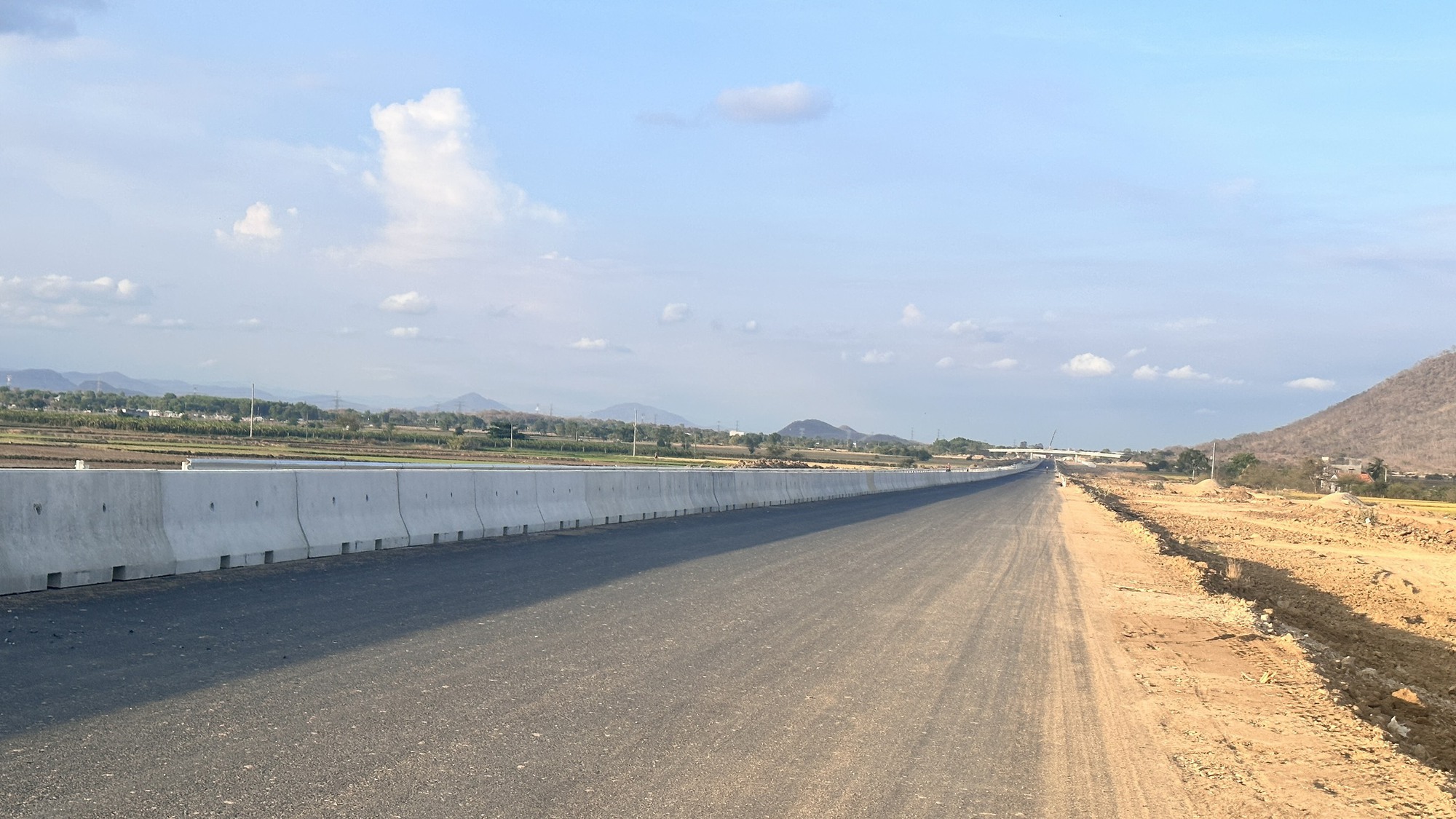 Hàng trăm công nhân quyết liệt thi công cả ngày lẫn đêm đưa cao tốc Vĩnh Hảo – Phan Thiết về đích - Ảnh 4.