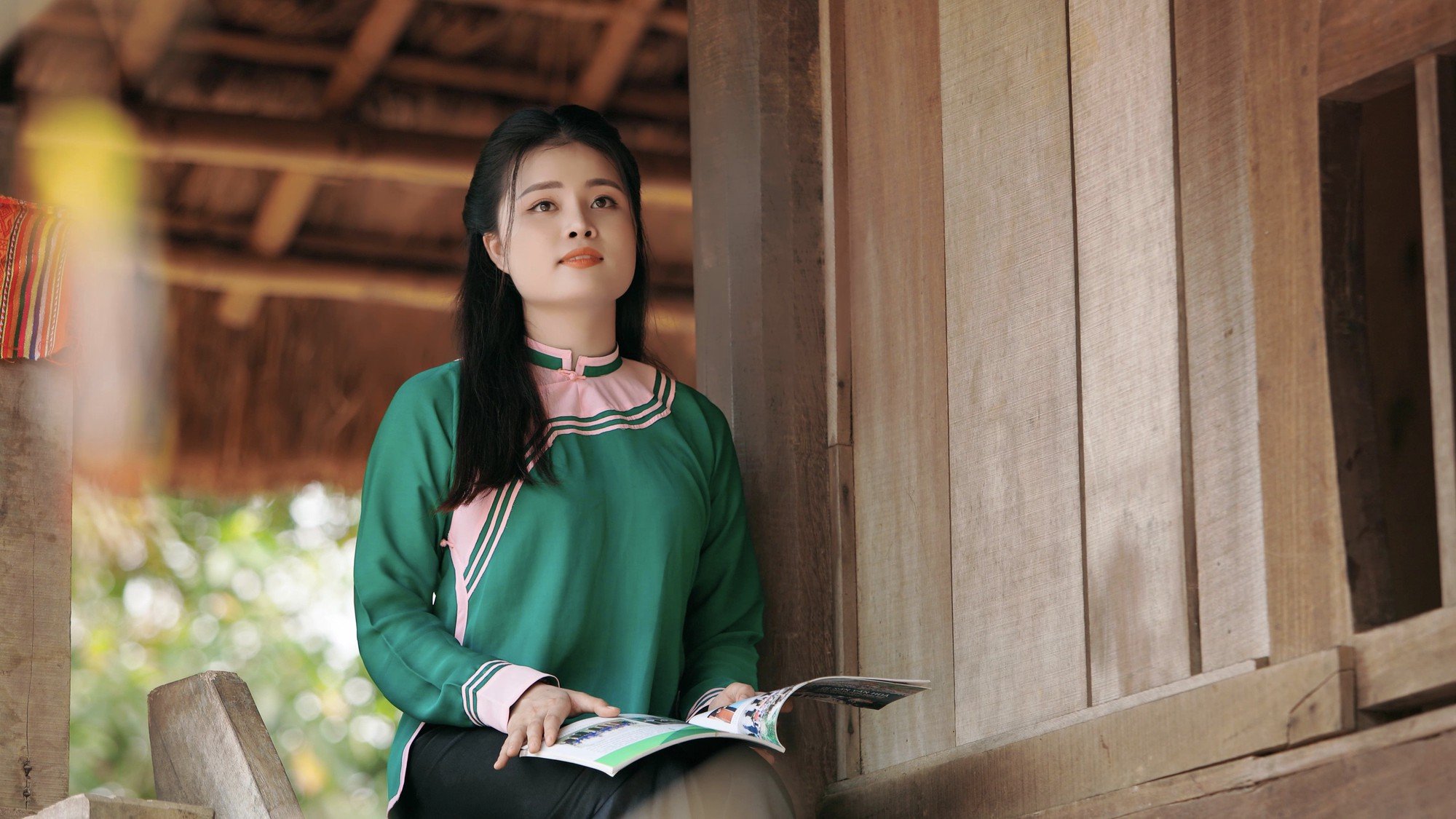 Nhan sắc ngọt ngào của Phạm Thùy Linh trong MV &quot;Hoa ban đợi người thương&quot; - Ảnh 4.