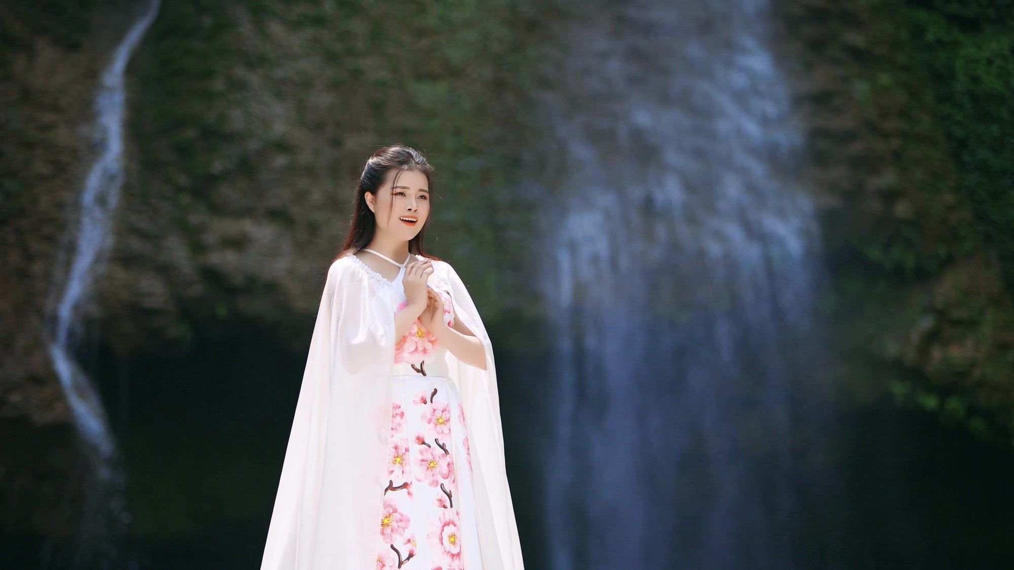 Nhan sắc ngọt ngào của Phạm Thùy Linh trong MV &quot;Hoa ban đợi người thương&quot; - Ảnh 5.