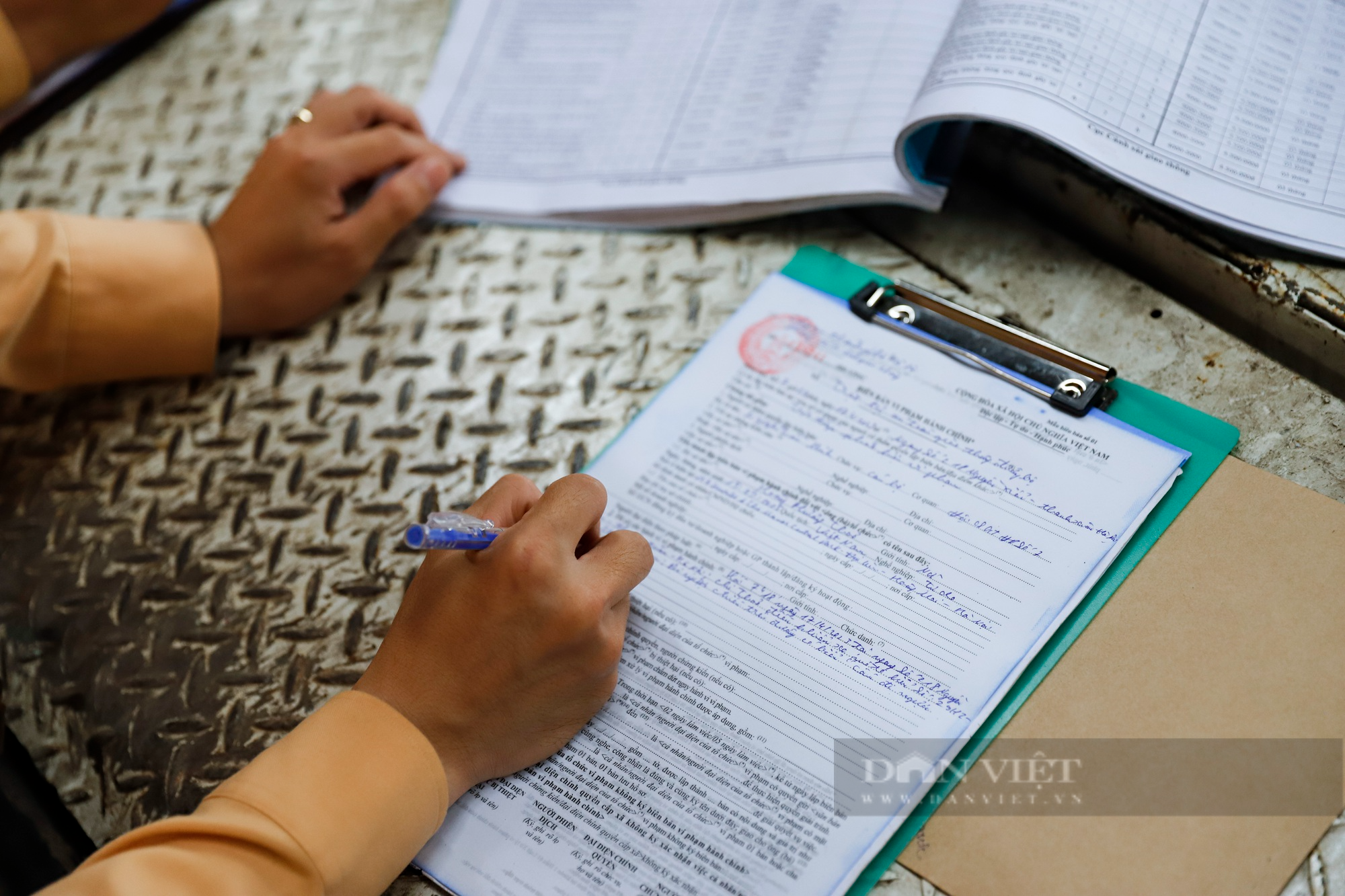 Xe máy đi ngược chiều, quay đầu bỏ chạy khi thấy chốt CSGT tại đường Nguyễn Xiển mở rộng - Ảnh 10.