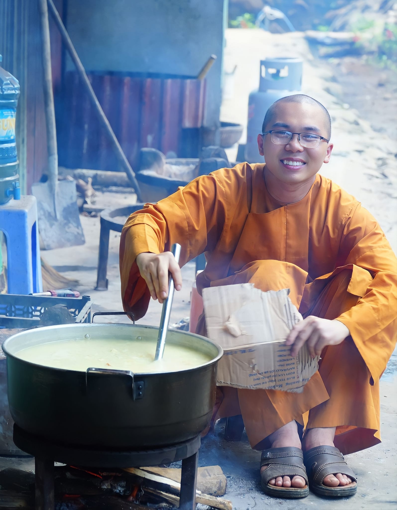 Sư thầy Thích Khải Tuấn - Người kể chuyện &quot;chữa lành những video ẩm thực nhà Phật - Ảnh 1.