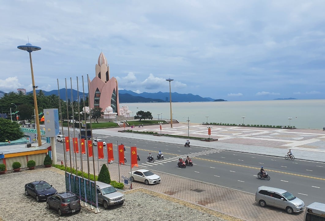 Một nữ du khách bị trượt té ở Tháp Trầm Hương Nha Trang - Ảnh 1.