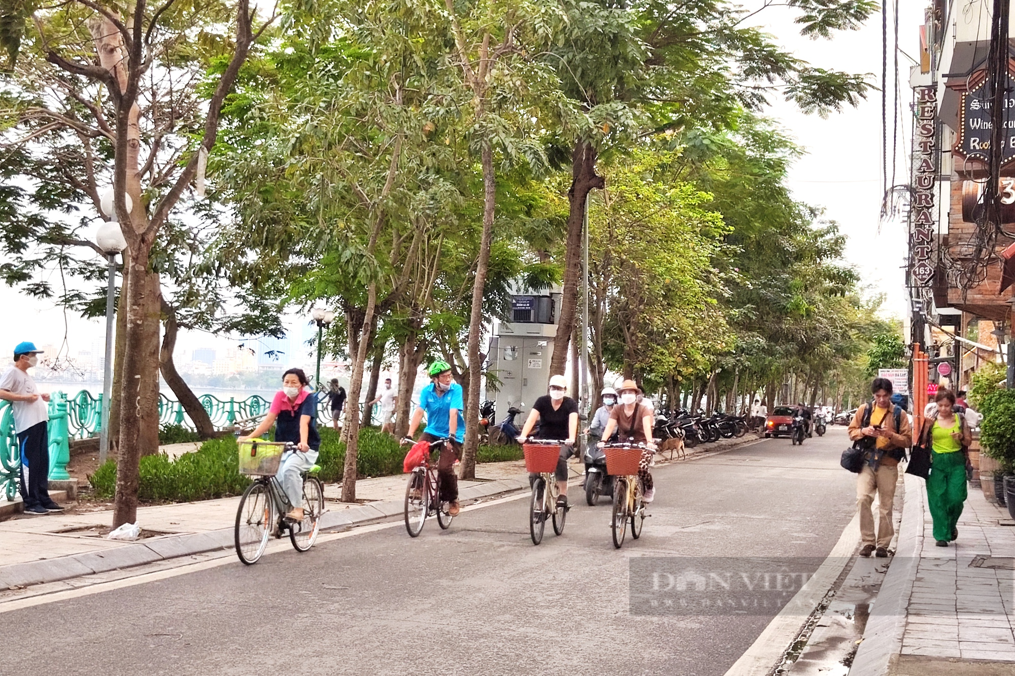 Kiếm tiền triệu mỗi ngày nhờ dịch vụ cho thuê xe đạp quanh Hồ Tây - Ảnh 1.