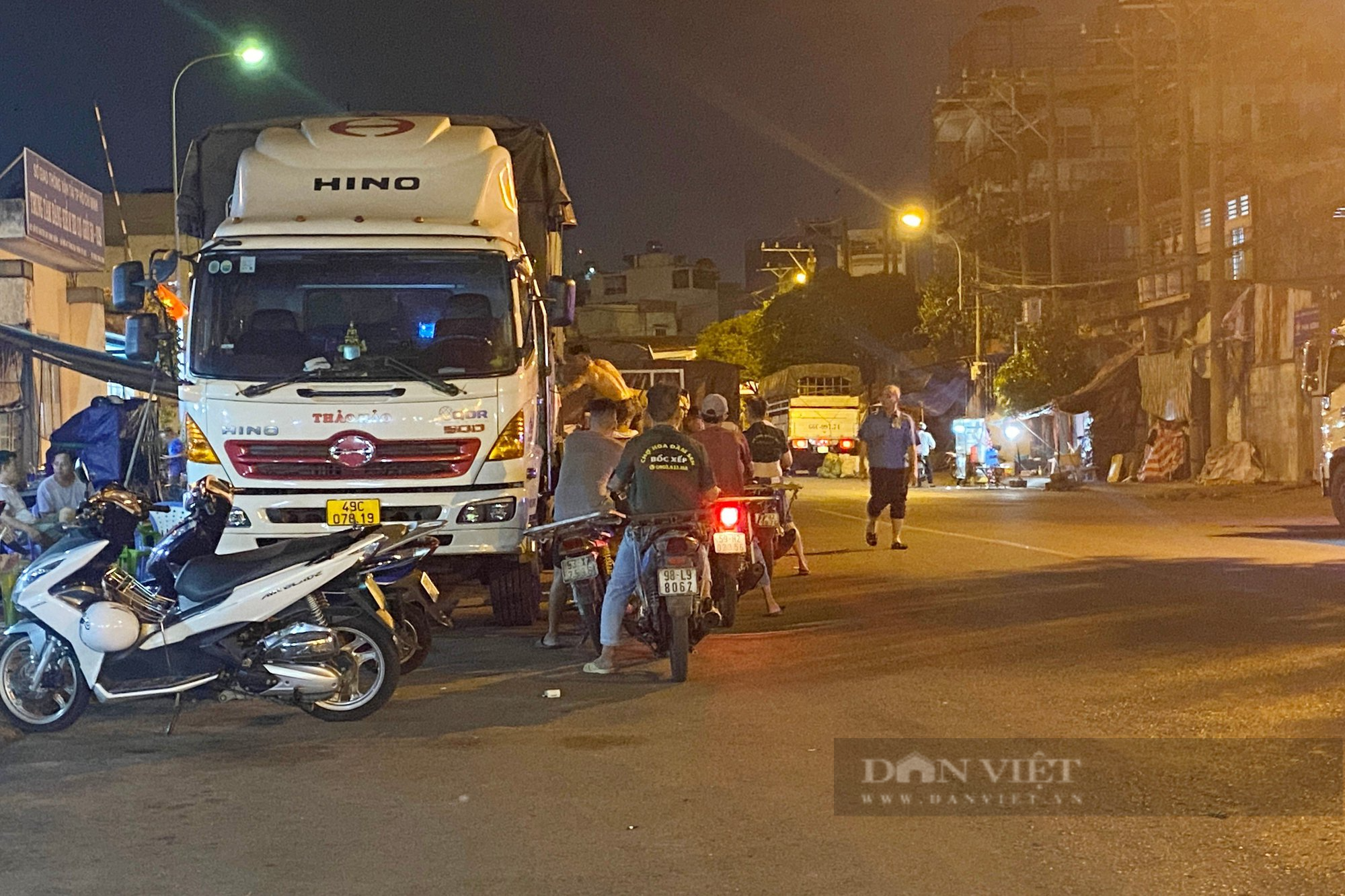 Nhiều xe tải lấn chiếm lòng lề đường làm bến bãi bỏ hàng làm mất an ninh trật tự an toàn giao thông - Ảnh 1.