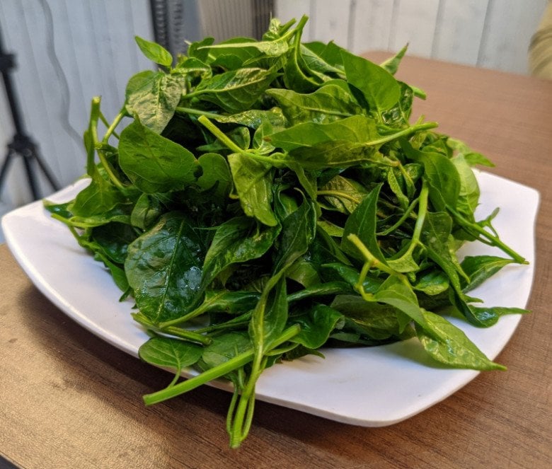 Loại rau tưởng bỏ đi lại có hàm lượng canxi cao hơn sữa, nhà nào cũng muốn trồng - Ảnh 2.