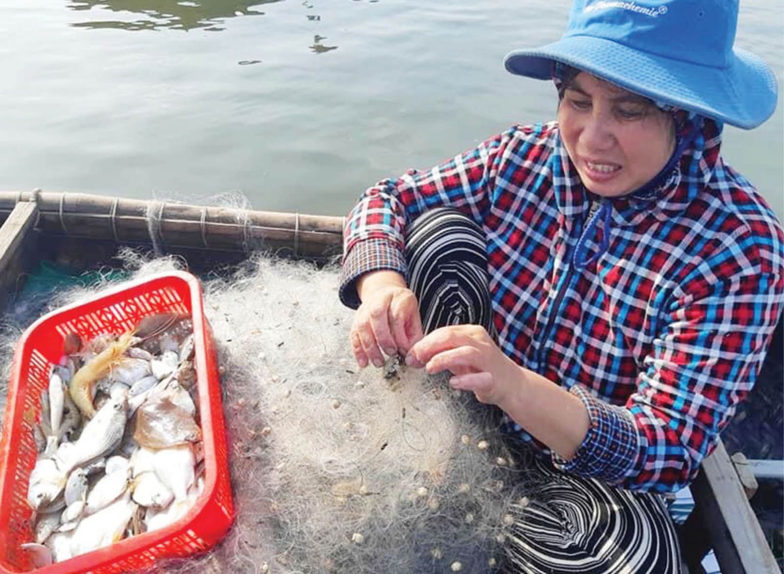 Vùng đất này ở TT-Huế đàn bà, con gái dong thuyền ra biển đánh bắt xa bờ chả kém gì đàn ông - Ảnh 1. Vùng đất này ở TT-Huế đàn bà, con gái dong thuyền ra biển đánh bắt xa bờ chả kém gì đàn ông - Ảnh 1.