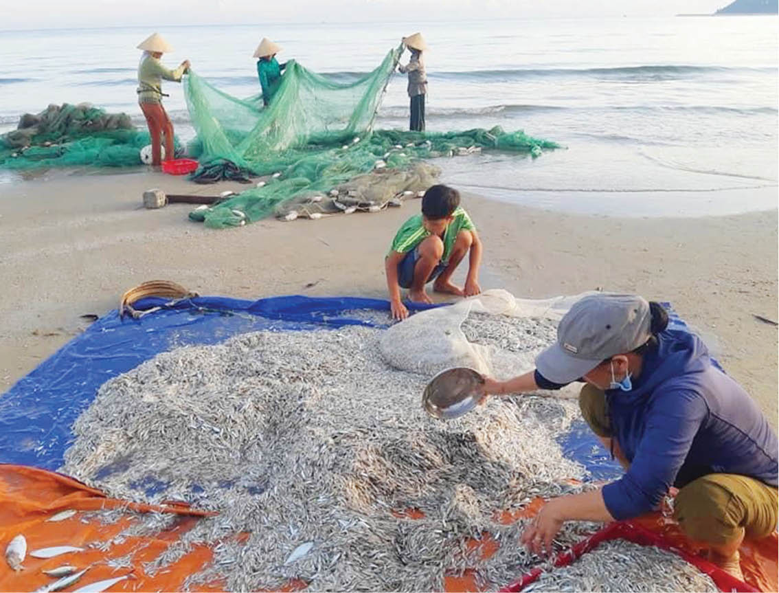 Vùng đất này ở TT-Huế đàn bà, con gái dong thuyền ra biển đánh bắt xa bờ chả kém gì đàn ông - Ảnh 2. Vùng đất này ở TT-Huế đàn bà, con gái dong thuyền ra biển đánh bắt xa bờ chả kém gì đàn ông - Ảnh 2.