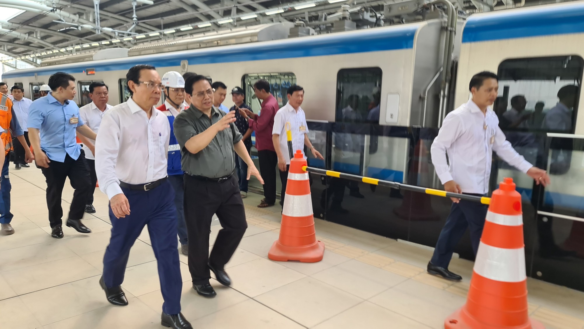 Bí thư TP.HCM Nguyễn Văn Nên trực tiếp giám sát 3 công trình trọng điểm - Ảnh 1.