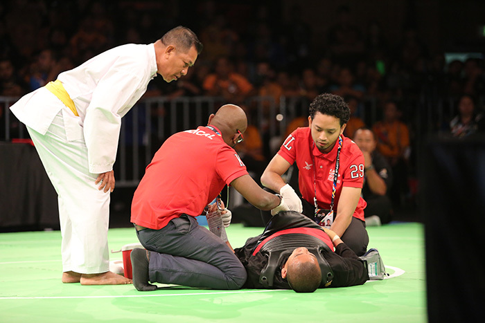 Bi hài SEA Games: Võ sĩ chủ nhà &quot;giả chết&quot;, giành HCV khiến đối thủ... cạn lời - Ảnh 1.