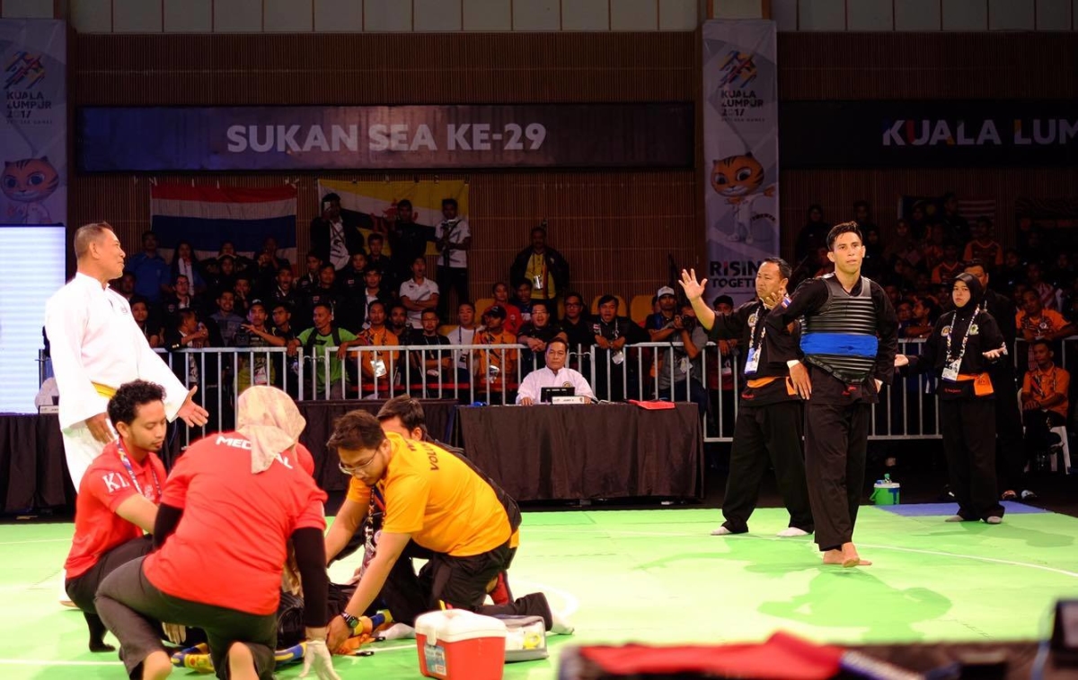 Bi hài SEA Games: Võ sĩ chủ nhà &quot;giả chết&quot;, giành HCV khiến đối thủ... cạn lời - Ảnh 2.