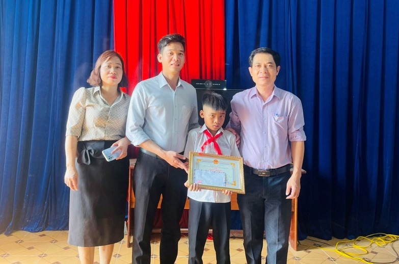 Khen thưởng học sinh lớp 4 dũng cảm cứu 2 người khỏi đuối nước - Ảnh 1.