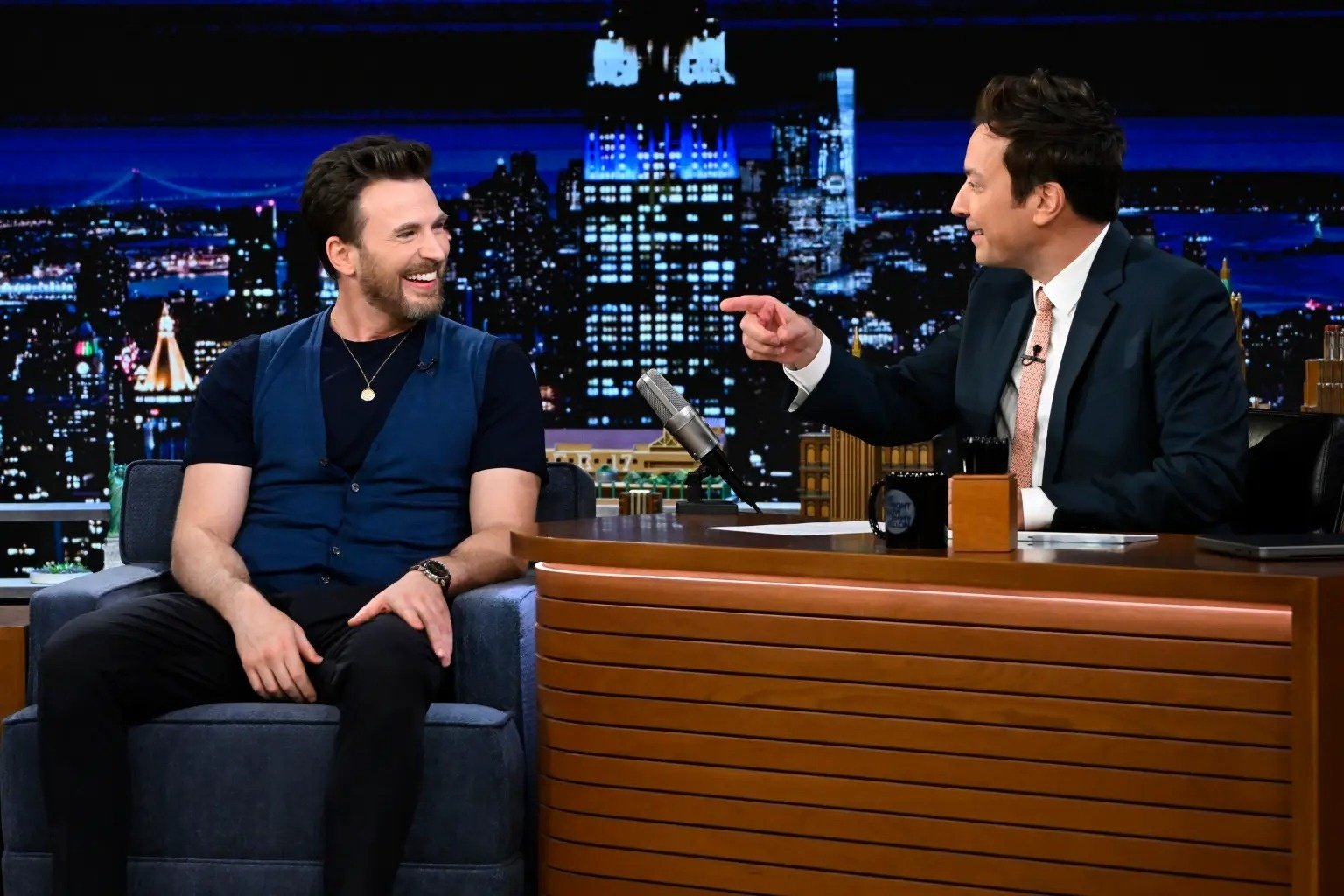 Chris Evans bối rối vì danh hiệu người đàn ông quyến rũ nhất hành tinh - Ảnh 2.