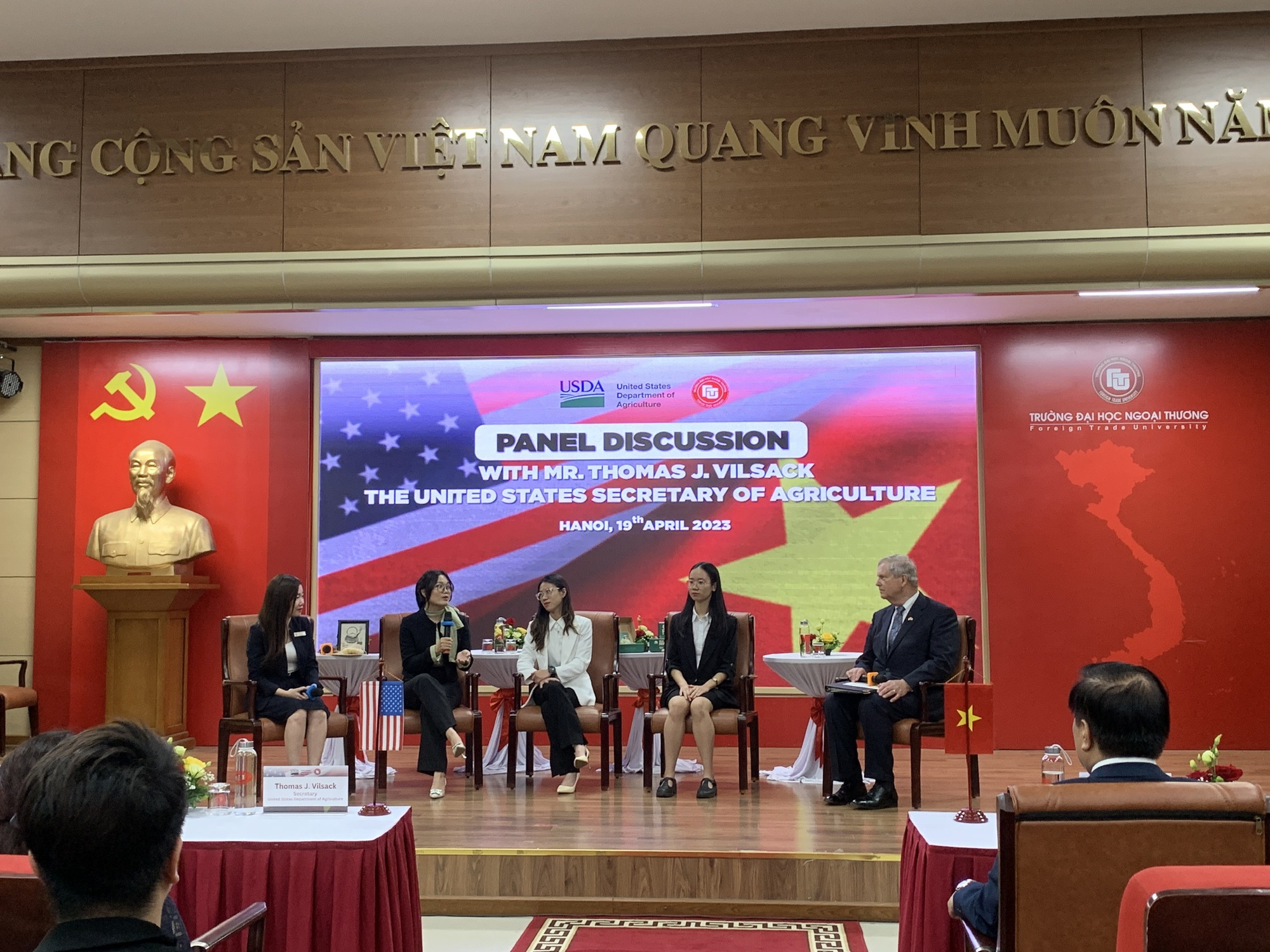 Bộ trưởng Nông nghiệp Mỹ nói chuyện với sinh viên Đại học Ngoại thương: Nhấn mạnh vai trò của sáng tạo - Ảnh 1.