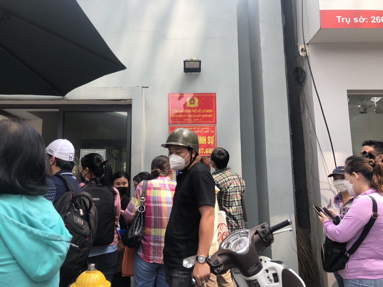 Dự kiến có thêm hàng trăm bộ hồ sơ nộp cho Công an TP.HCM tố cáo SCB liên kết với bảo hiểm Manulife - Ảnh 1.