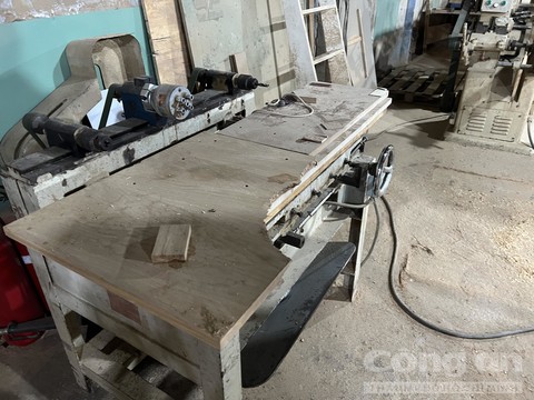 Điều tra vụ nghi vấn nam thanh niên rơi xuyên mái nhà tử vong sau khi bị chồng bạn gái rượt đuổi - Ảnh 3.