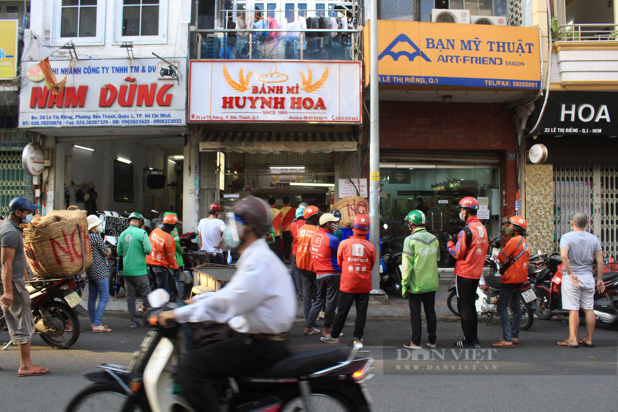 Xếp hàng mới được mua, liên tục mở chuỗi, ở đâu cũng thấy, bán bánh mì ở Sài Gòn hấp dẫn cỡ nào? - Ảnh 2.