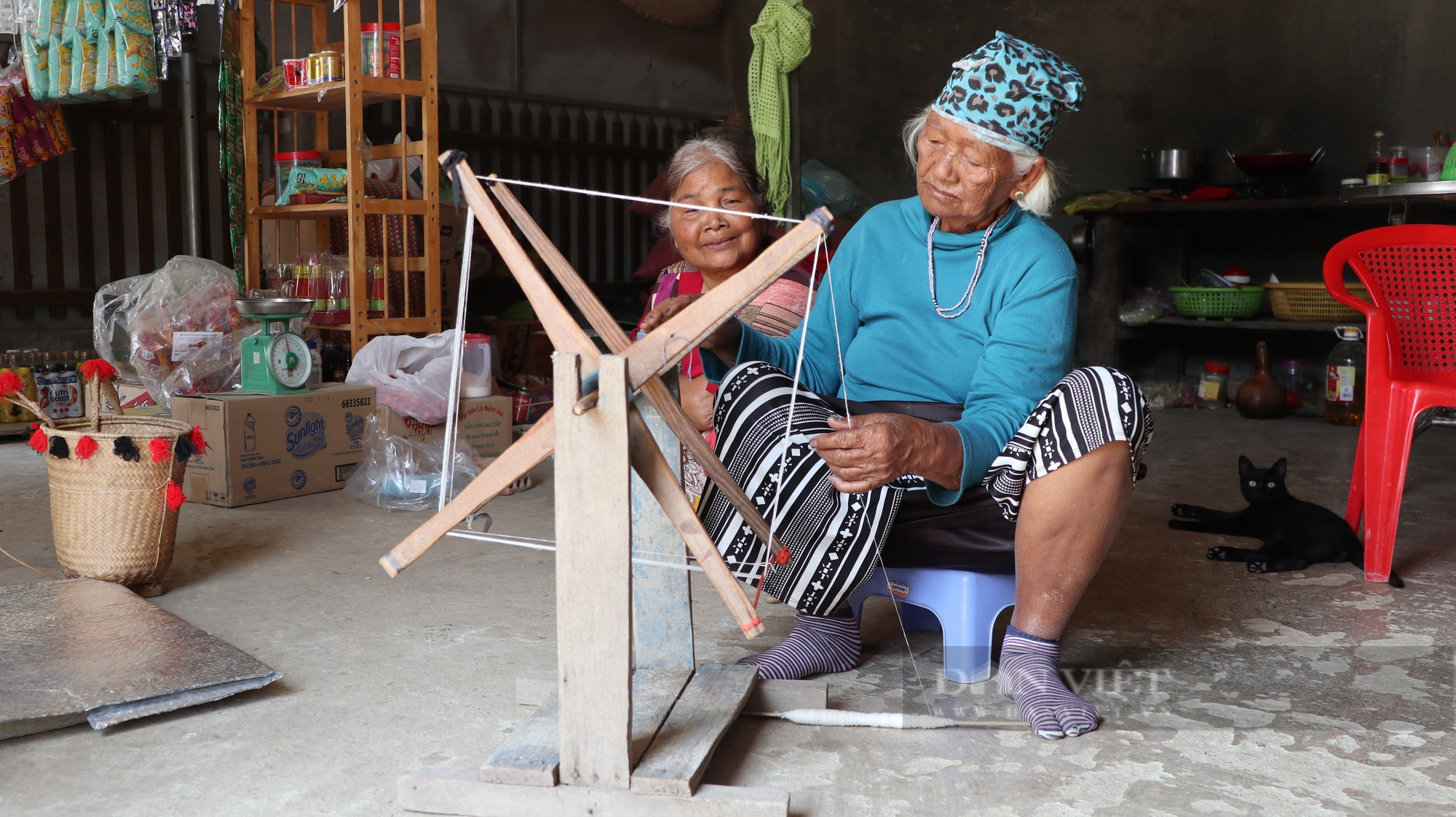 Nghề dệt thổ cẩm của người K’Ho (Bài 3): Mỗi tháng kiếm 3 triệu đồng, người trẻ chẳng ai mặn mà- Ảnh 3.
