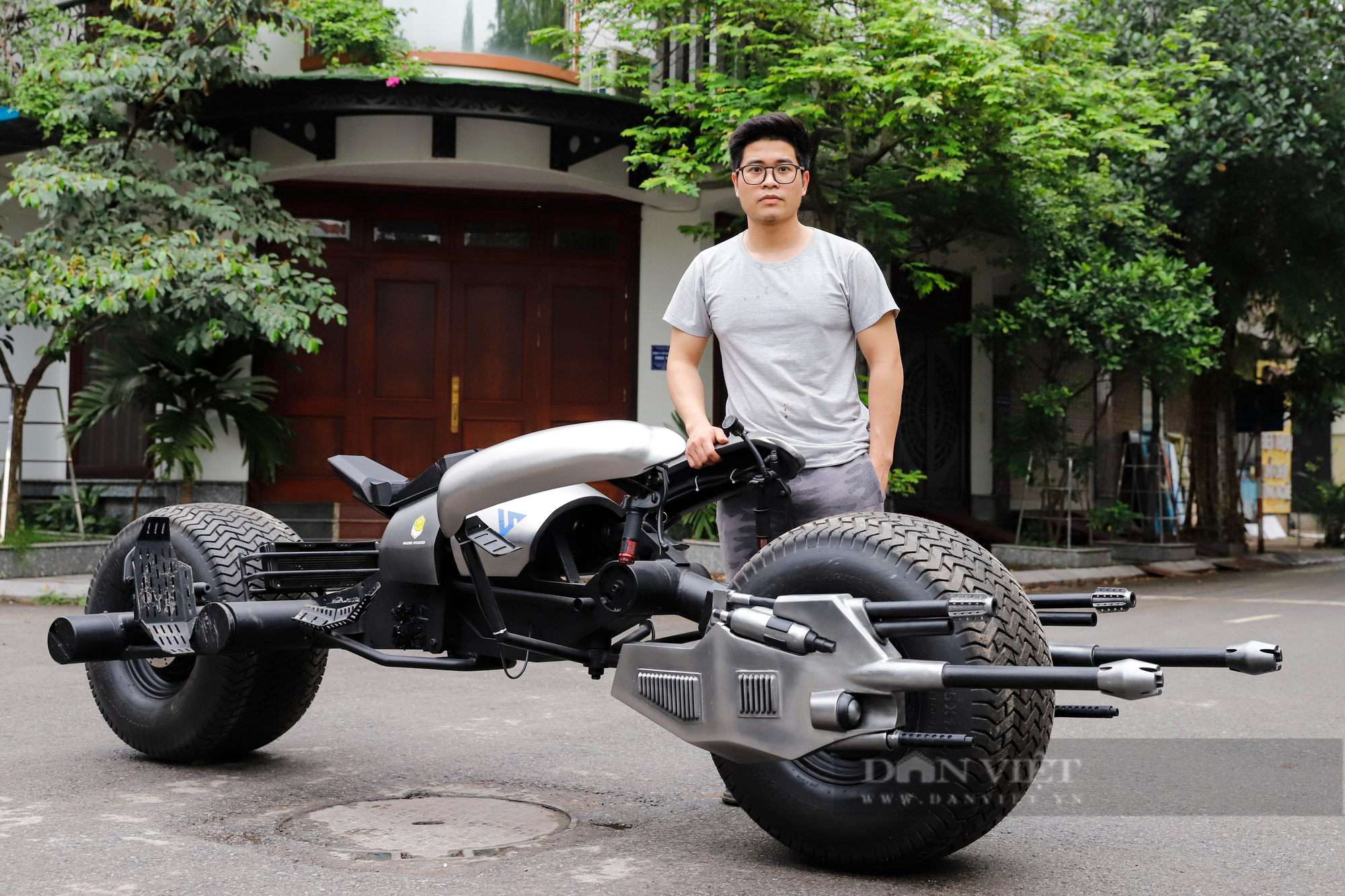 Chàng trai 25 tuổi chi 200 triệu đồng chế tạo xe &quot;quái vật Batpod&quot; chỉ có trong phim Hollywood - Ảnh 1.