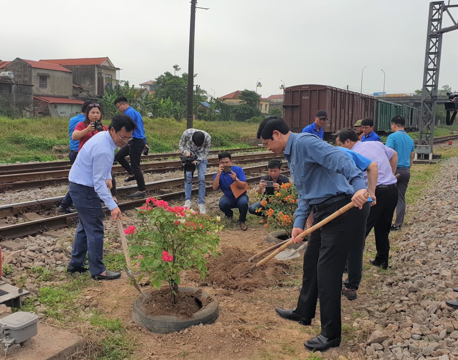 Đường sắt phát động phong trào &quot;Đường tàu - Đường hoa&quot; - Ảnh 1.