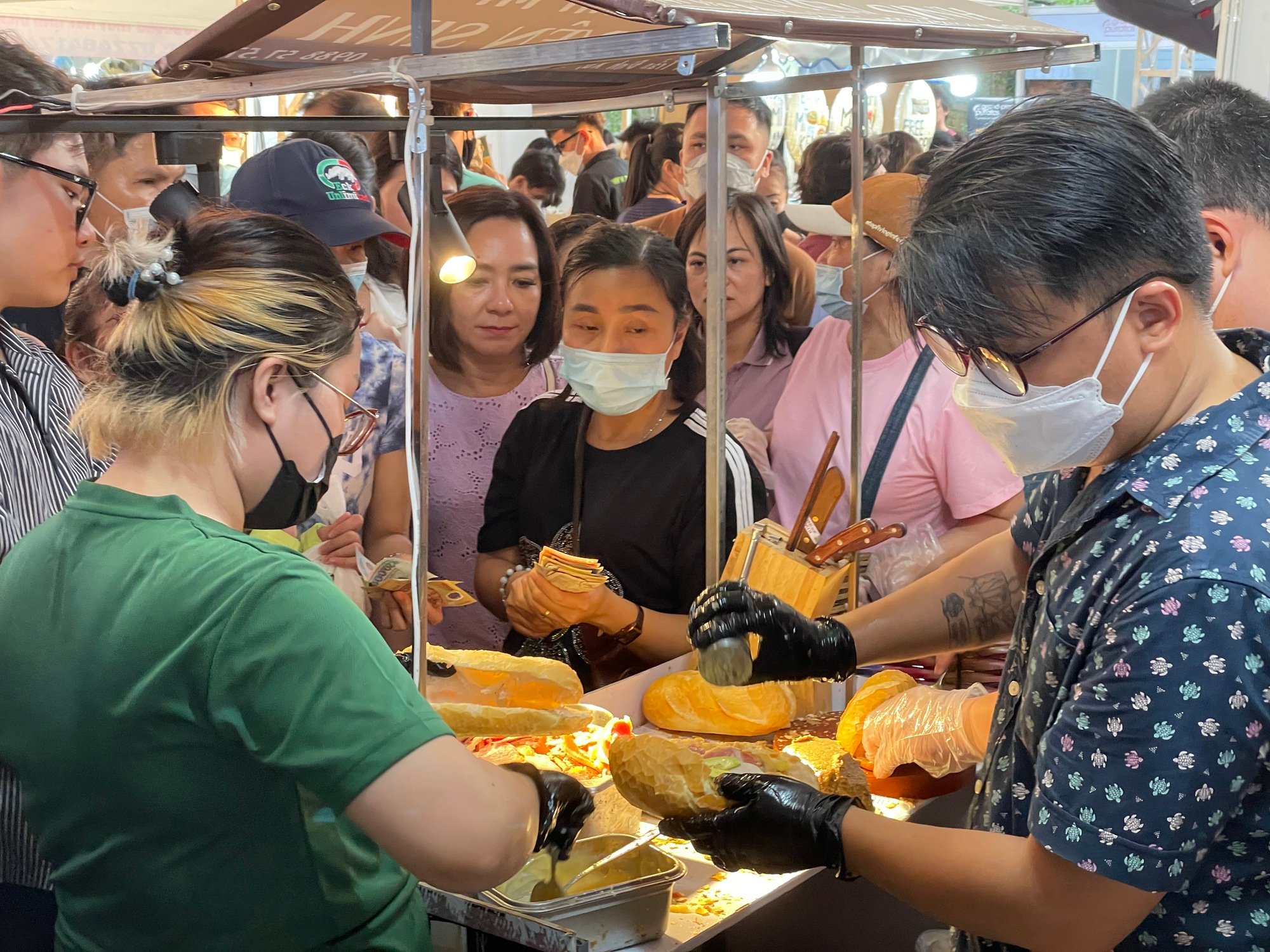 Xếp hàng chờ mua bánh mì lâu đời nhất Sài Gòn - Ảnh 3.