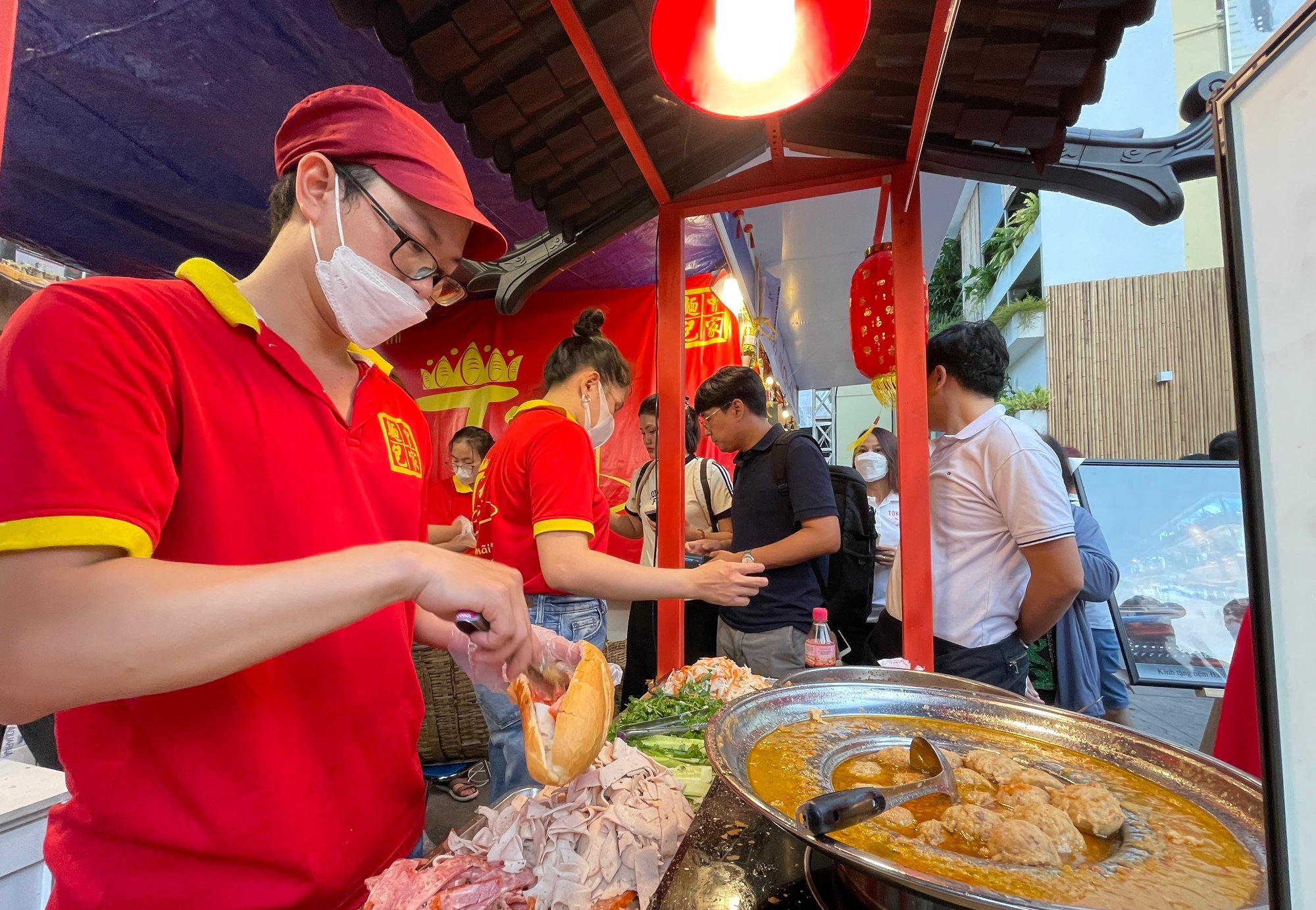 Xếp hàng mới được mua, liên tục mở chuỗi, ở đâu cũng thấy, bán bánh mì ở Sài Gòn hấp dẫn cỡ nào? - Ảnh 1.