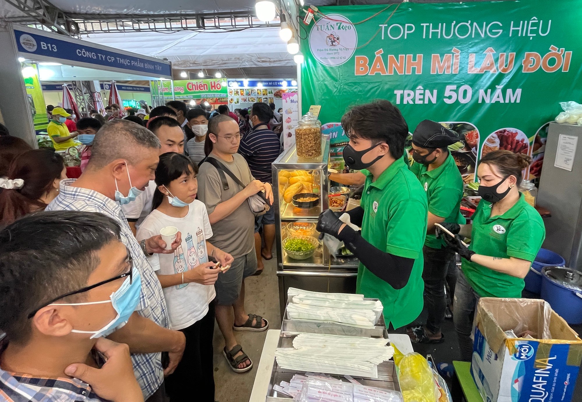 Xếp hàng chờ mua bánh mì lâu đời nhất Sài Gòn - Ảnh 6.