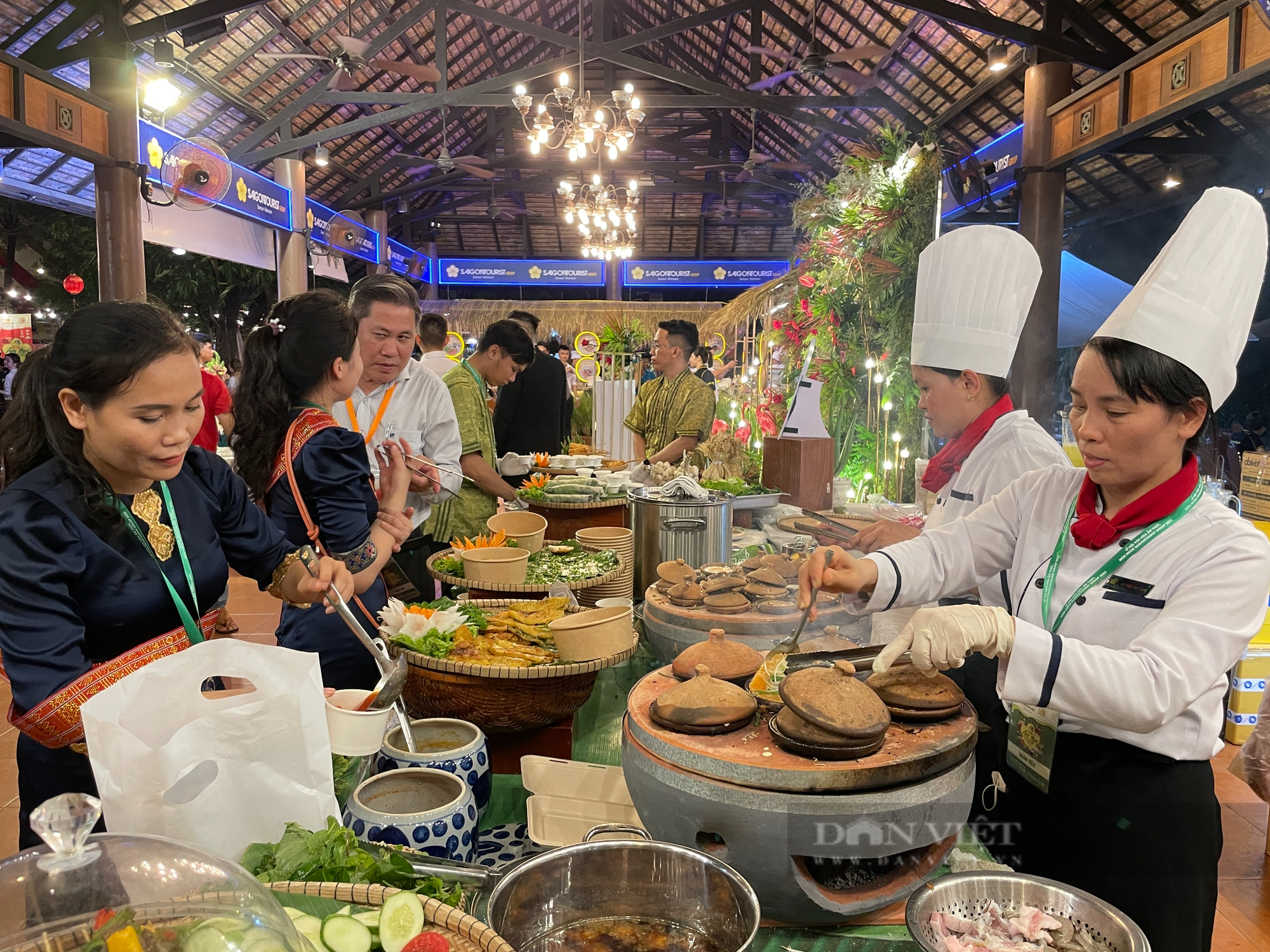 Người Sài Gòn thích thú thưởng thức hàng trăm đặc sản 3 miền: Quá ngon, không thiếu món nào hết! - Ảnh 1.