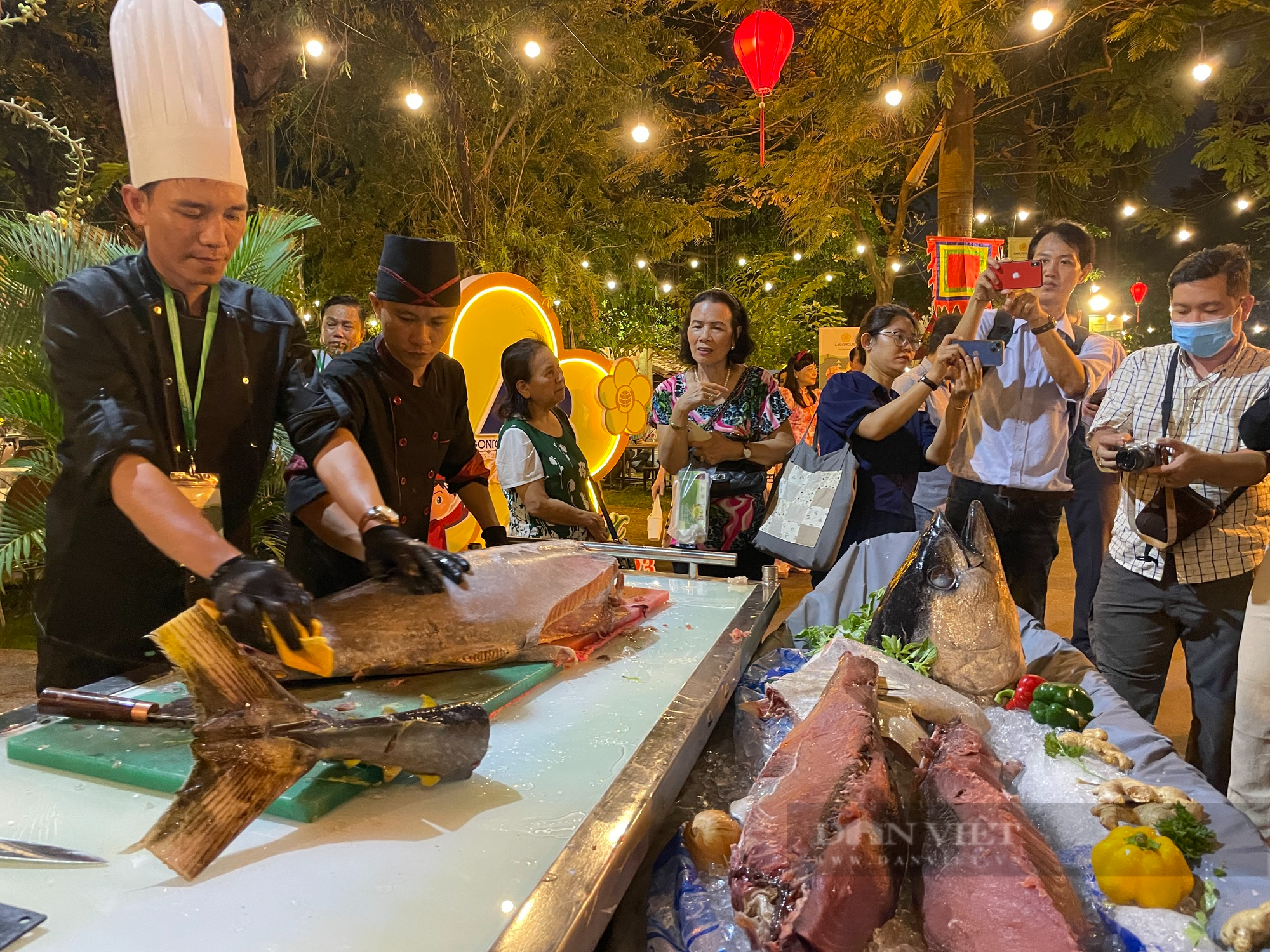 Người Sài Gòn thích thú thưởng thức hàng trăm đặc sản 3 miền: Quá ngon, không thiếu món nào hết! - Ảnh 4.