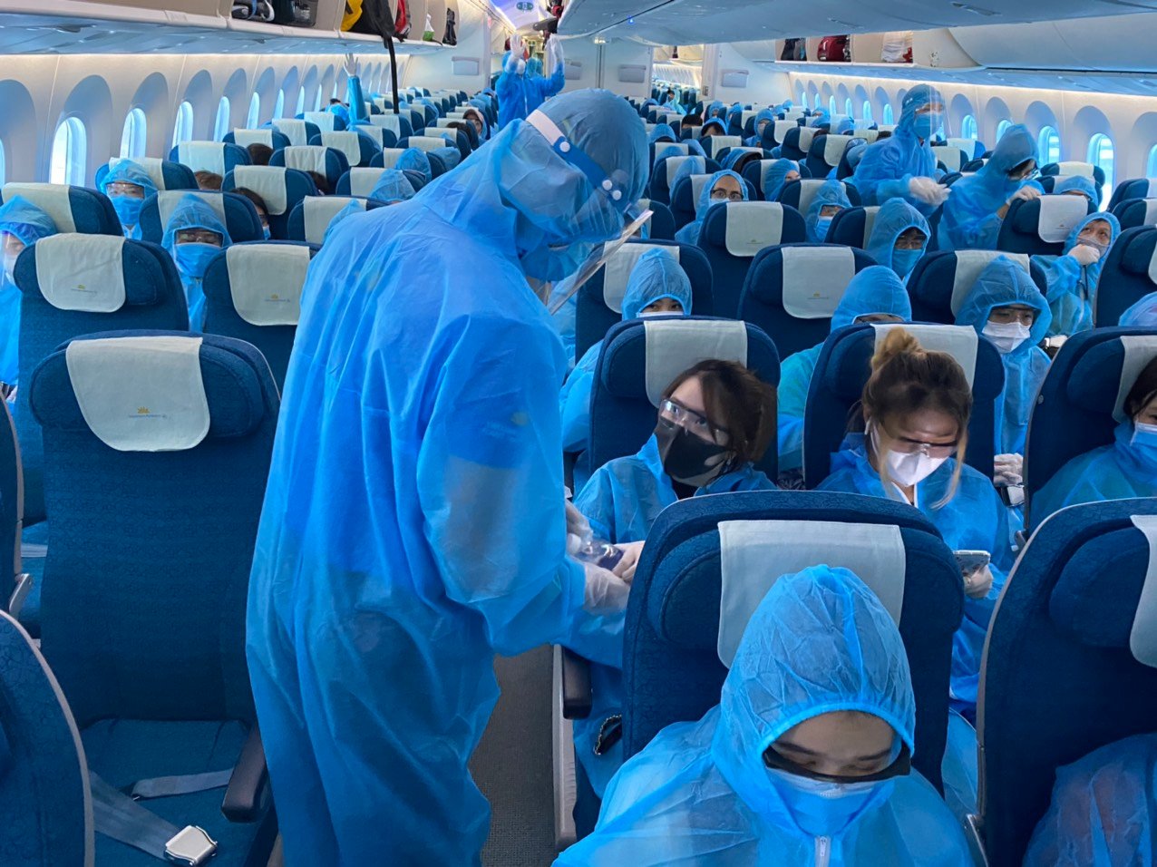 Phó phòng thuộc Cục Xuất nhập cảnh buộc doanh nghiệp hối lộ 150 triệu cho mỗi “chuyến bay giải cứu” - Ảnh 1.