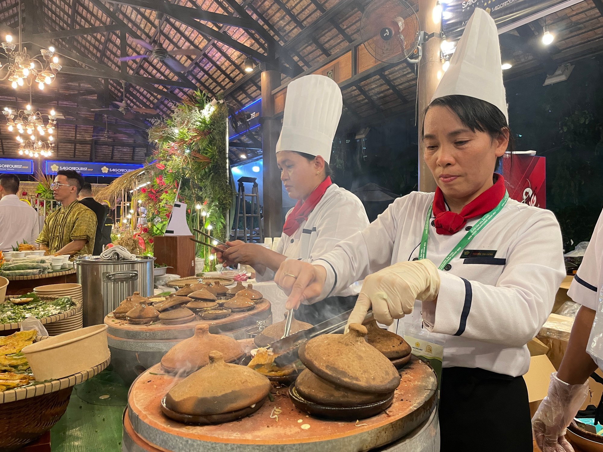Người Sài Gòn thích thú thưởng thức hàng trăm đặc sản 3 miền: Quá ngon, không thiếu món nào hết! - Ảnh 6.