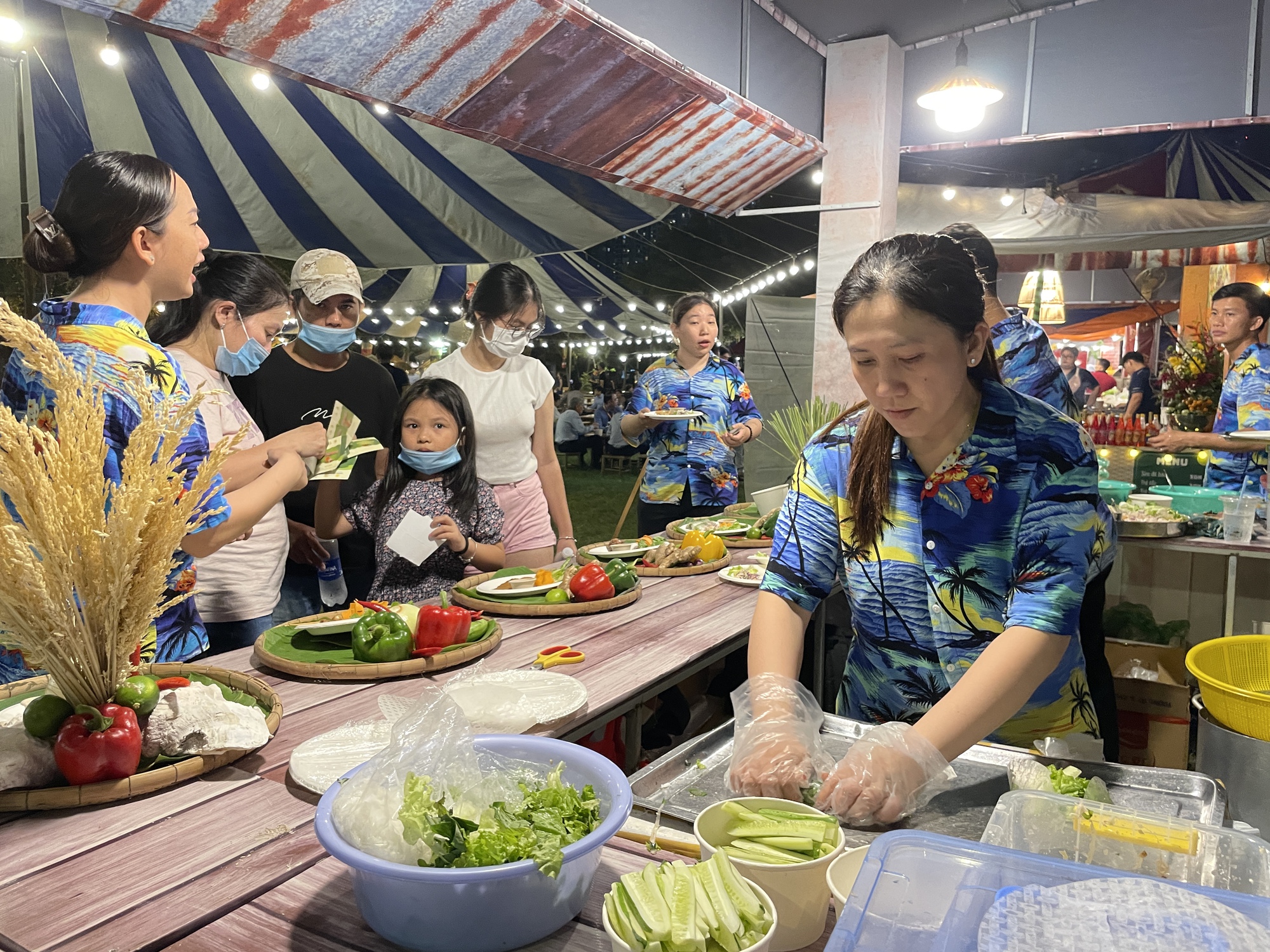 Người Sài Gòn thích thú thưởng thức hàng trăm đặc sản 3 miền: Quá ngon, không thiếu món nào hết! - Ảnh 7.