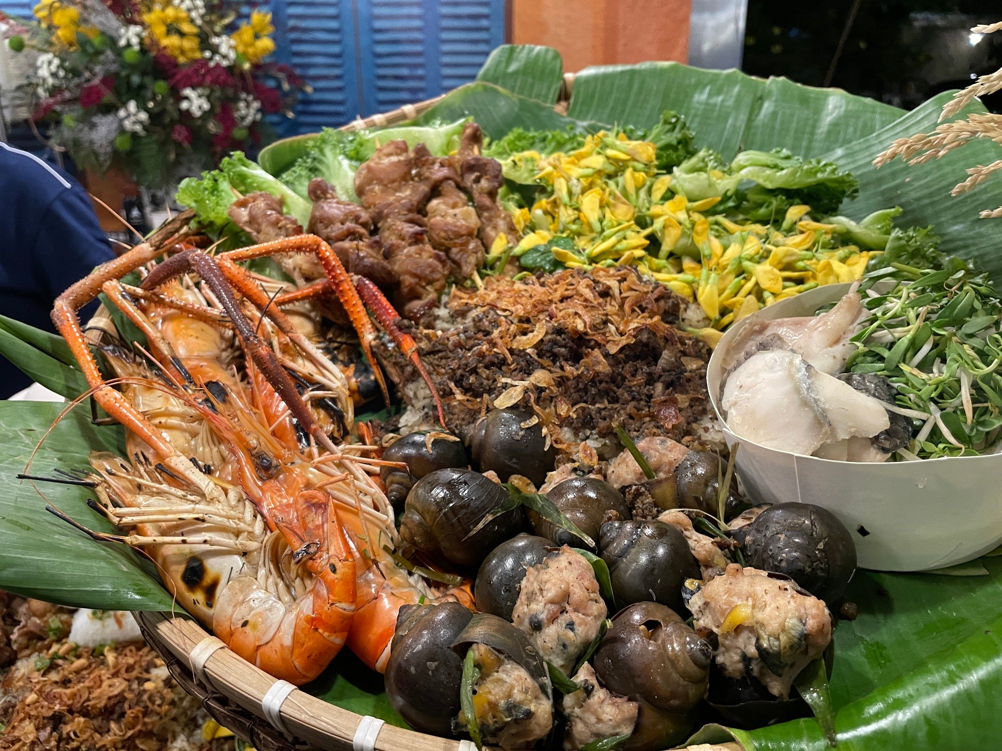 Người Sài Gòn thích thú thưởng thức hàng trăm đặc sản 3 miền: Quá ngon, không thiếu món nào hết! - Ảnh 8.