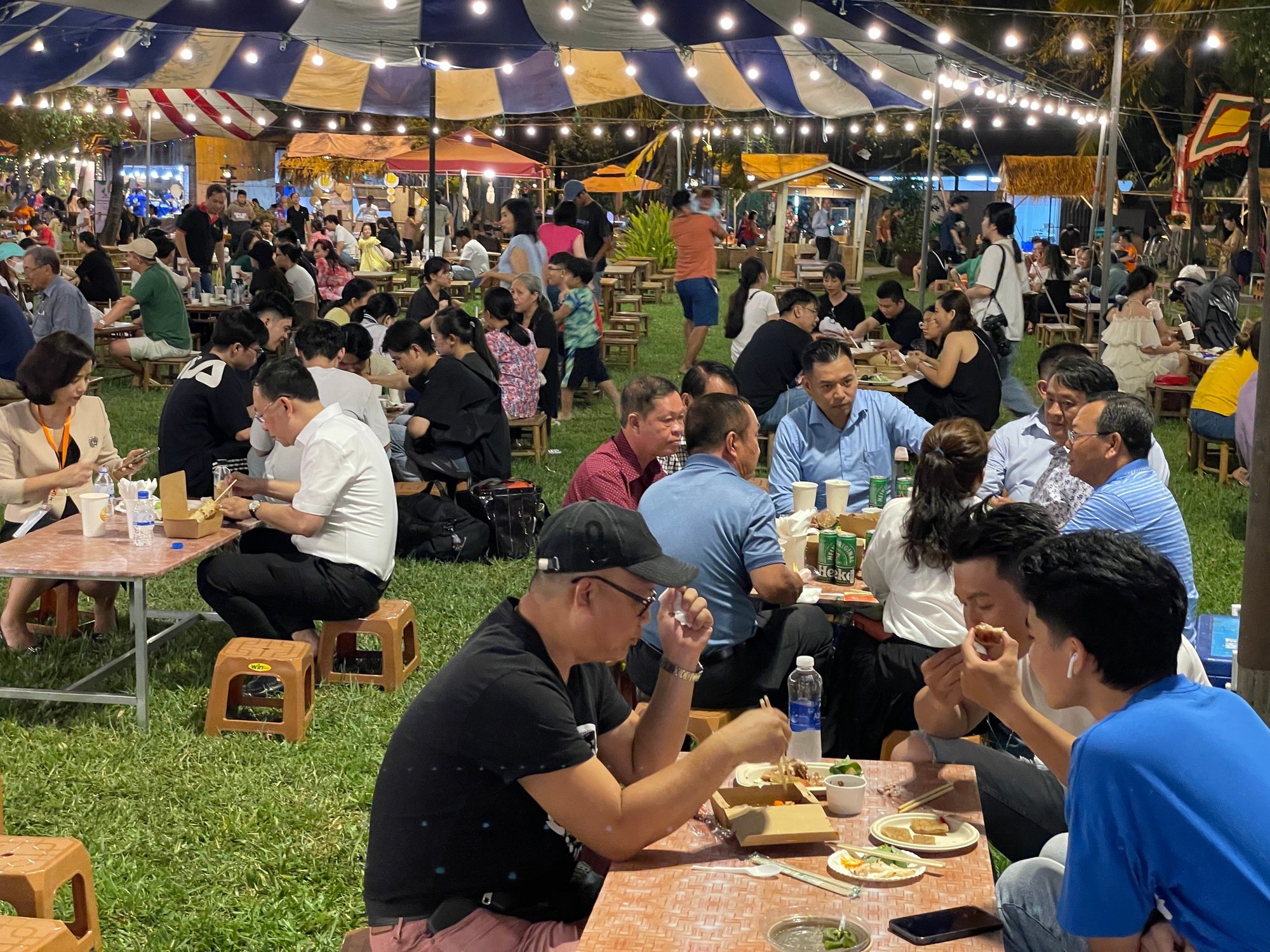 Người Sài Gòn thích thú thưởng thức hàng trăm đặc sản 3 miền: Quá ngon, không thiếu món nào hết! - Ảnh 9.